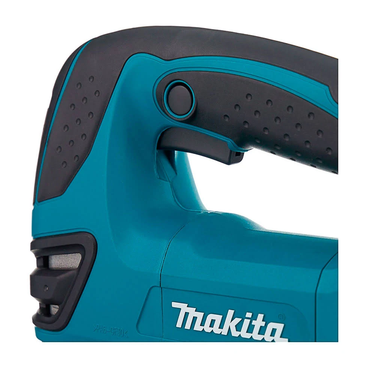 Primer plano del mango de una sierra caladora Makita. Turquesa y negro, fondo blanco.