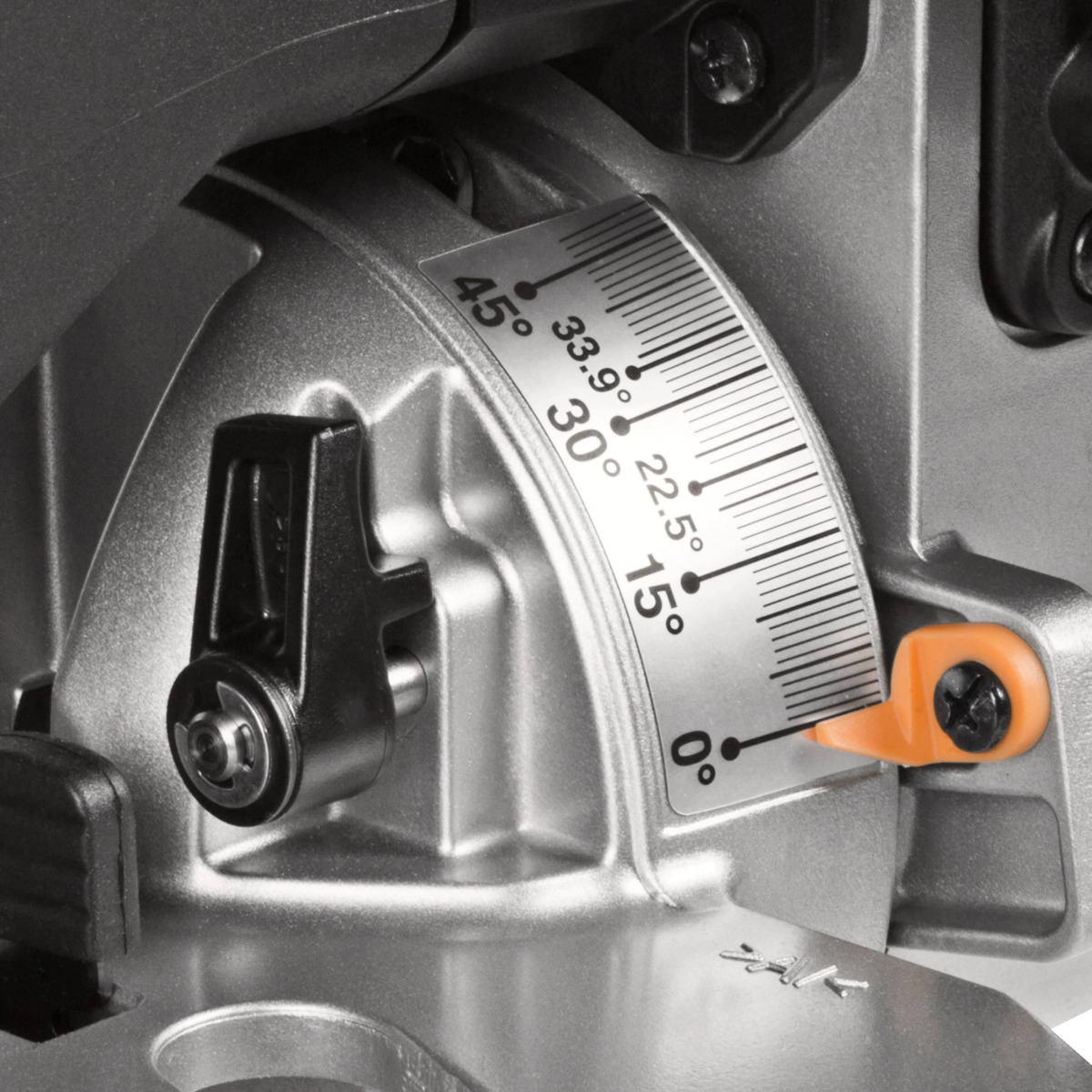 Primer plano del dial de ajuste de una sierra, mostrando marcas de grados de 0 a 45 grados, con una palanca naranja.
