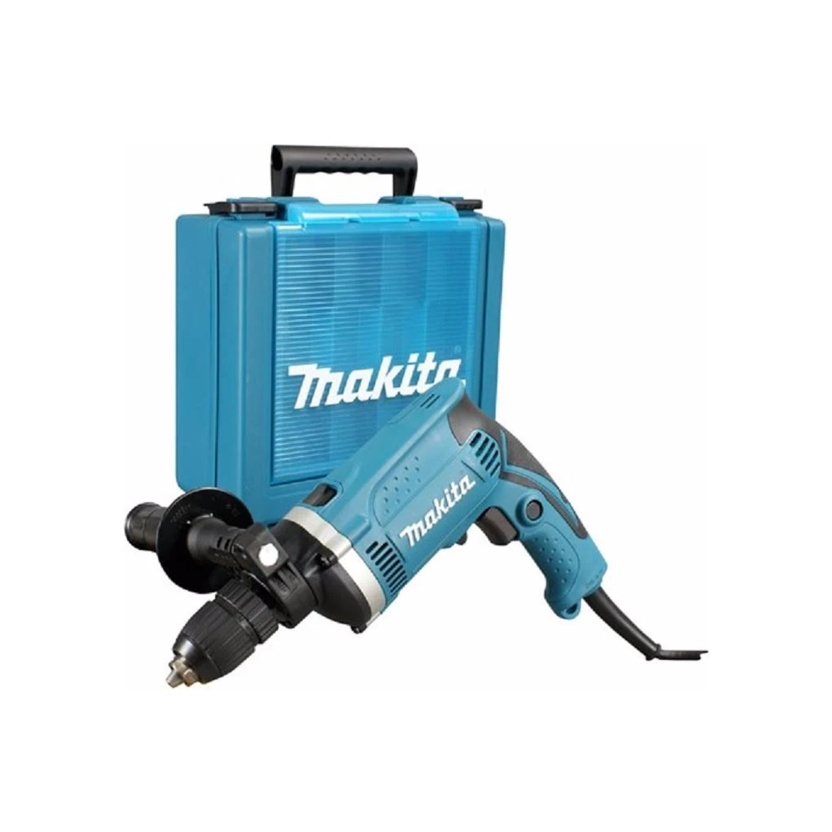 Un taladro y estuche Makita verde azulado están sobre una superficie blanca, listos para usar.