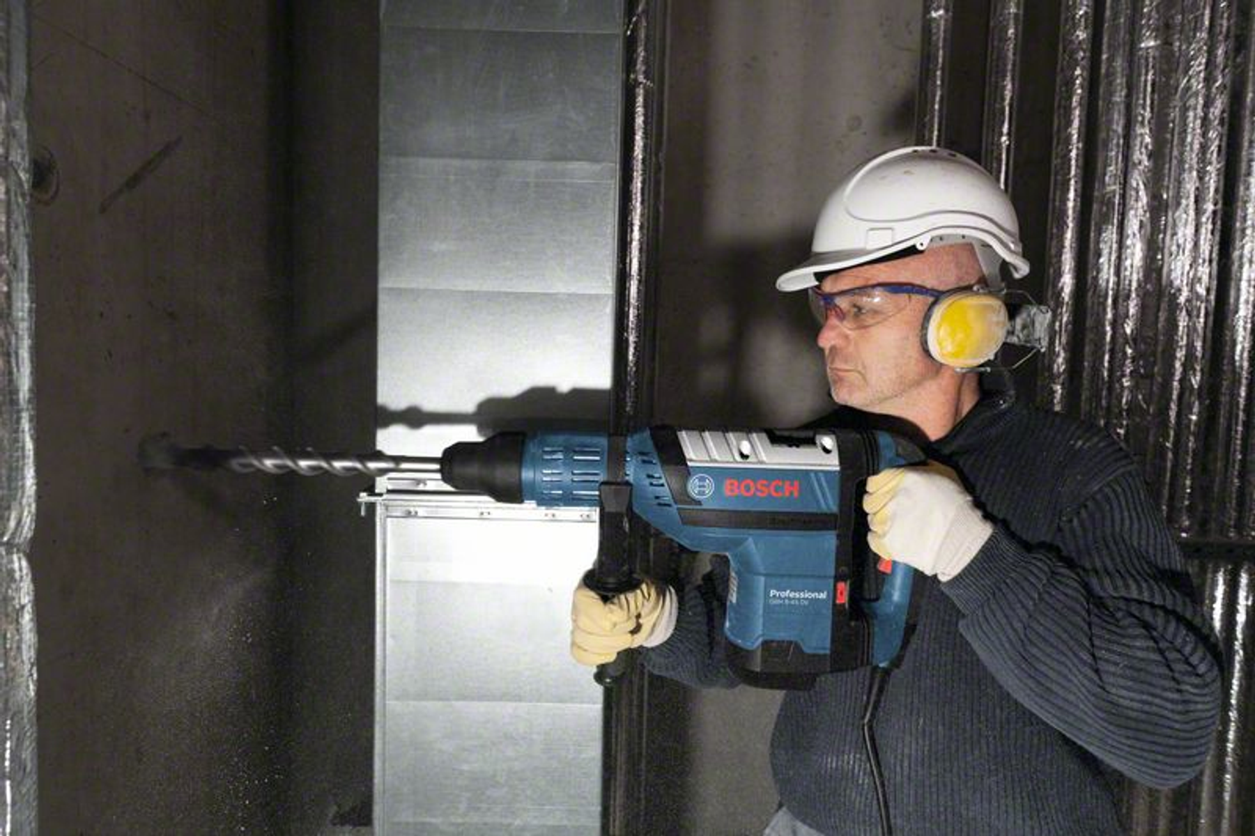 Eine Person benutzt einen Bosch Bohrhammer.