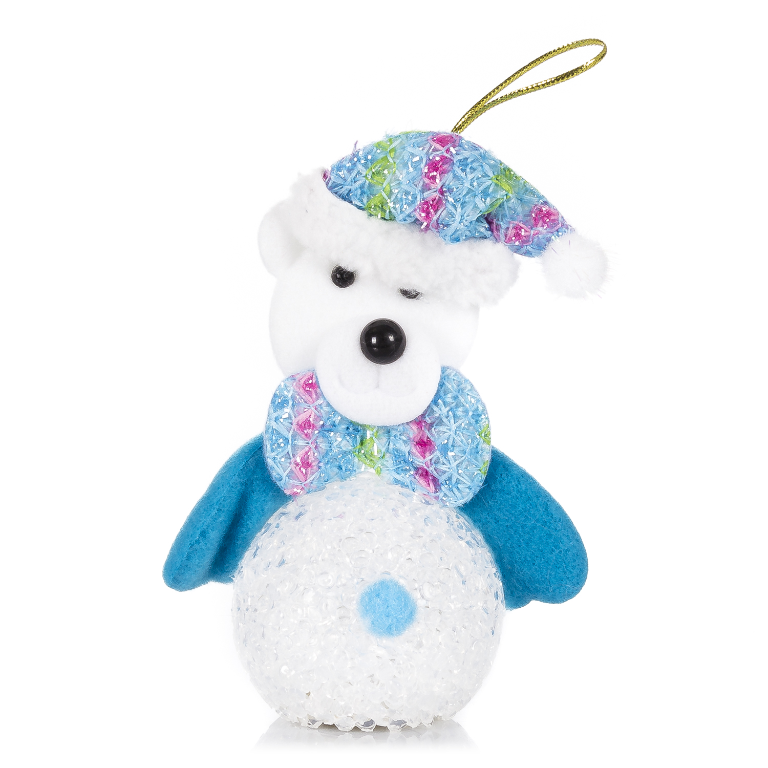 Un ornamento di orso polare bianco con cappello blu, fiocco blu e corpo bianco. È su uno sfondo bianco.