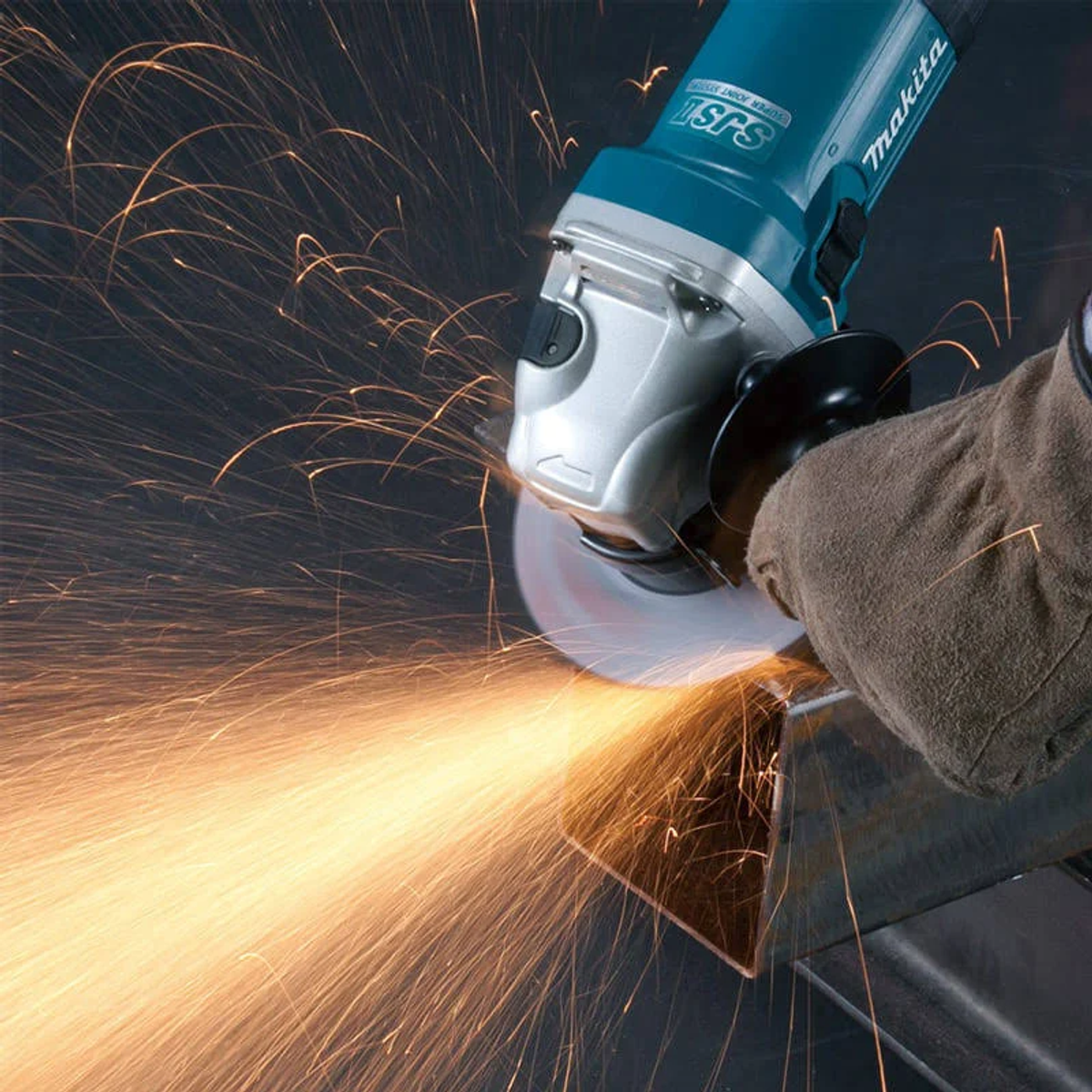Una amoladora Makita que está amolando metal. Saltan chispas.