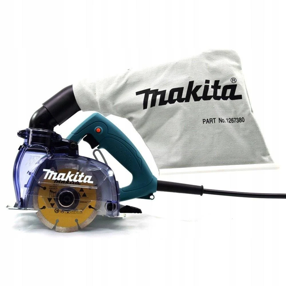 Sierra de hormigón Makita. Mango verde azulado y negro, con bolsa blanca. Hoja amarilla y protector azul transparente.