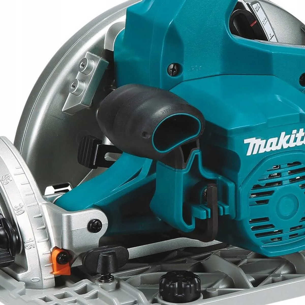 Primer plano de una sierra circular Makita turquesa y plateada con mango negro y protector de cuchilla.