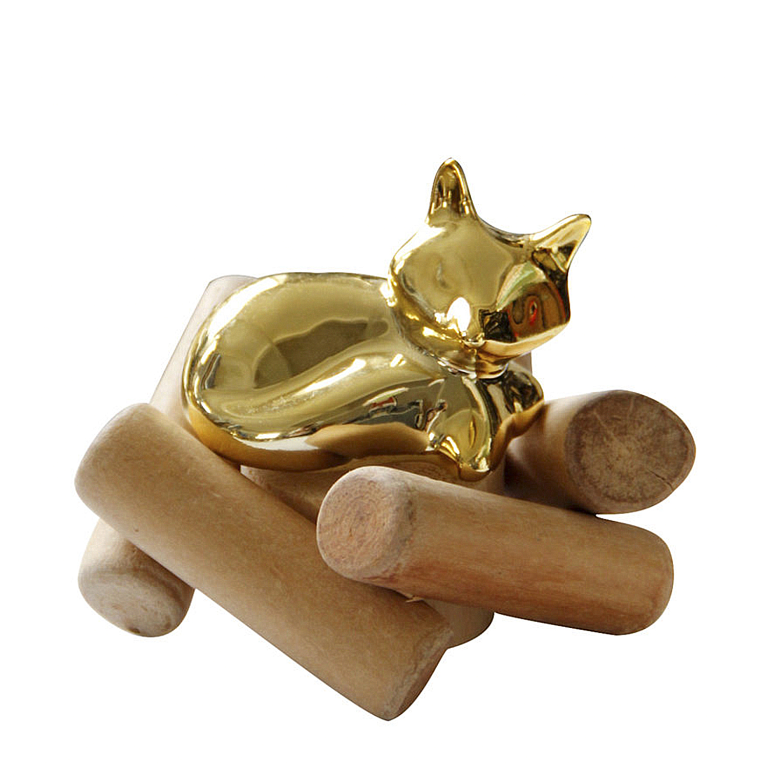 Goldene Katzenfigur auf Holzstäben, wodurch eine dekorative Darstellung entsteht.