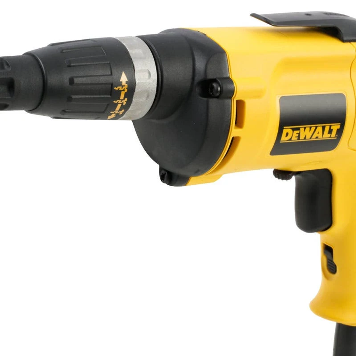 Żółty wkrętak DeWalt. Czarna głowica z regulowanymi ustawieniami. Czarny uchwyt, białe tło.