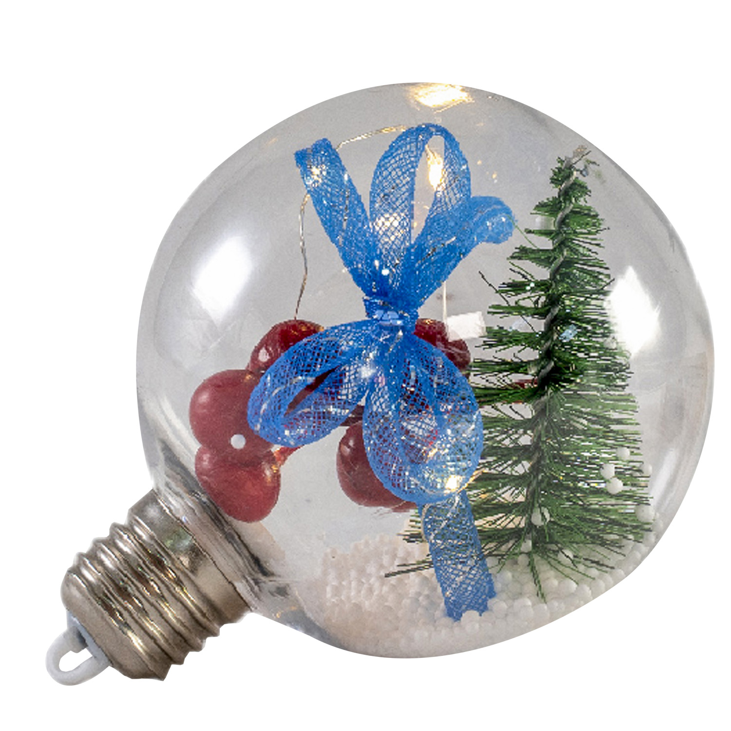 Eine klare Glühbirne mit Weihnachtsdeko: rote Beeren, blaues Band, kleiner Baum.