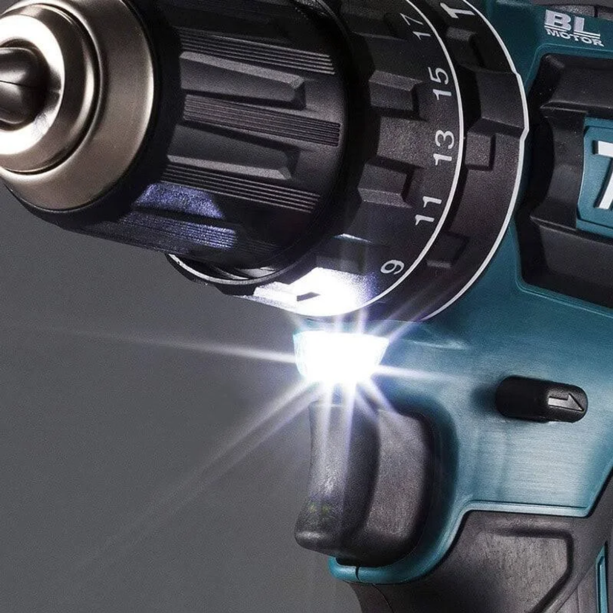 Taladro inalámbrico Makita, primer plano con la luz encendida. La luz brilla intensamente.
