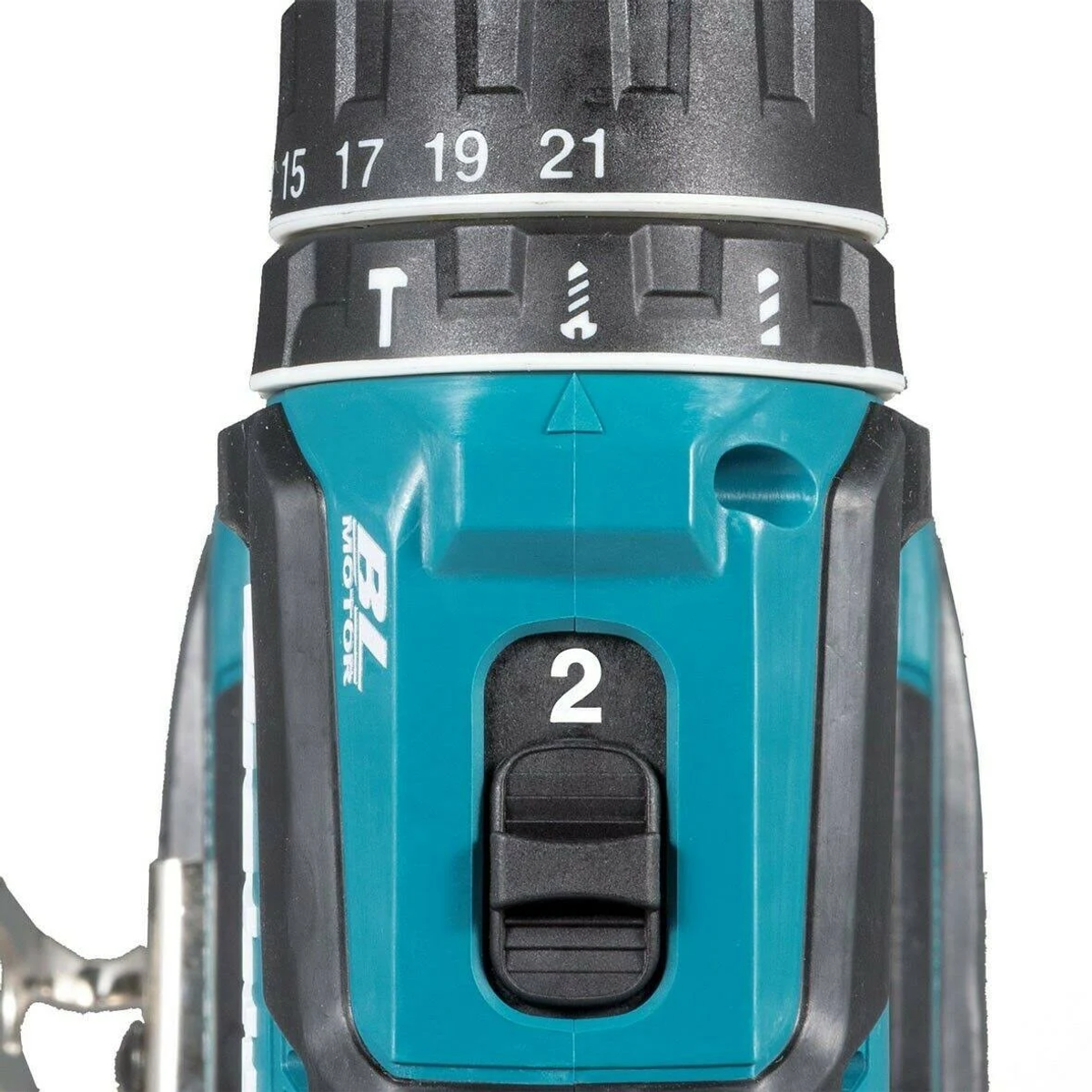 Primer plano de la configuración del taladro Makita. Verde azulado y negro. Fondo blanco.