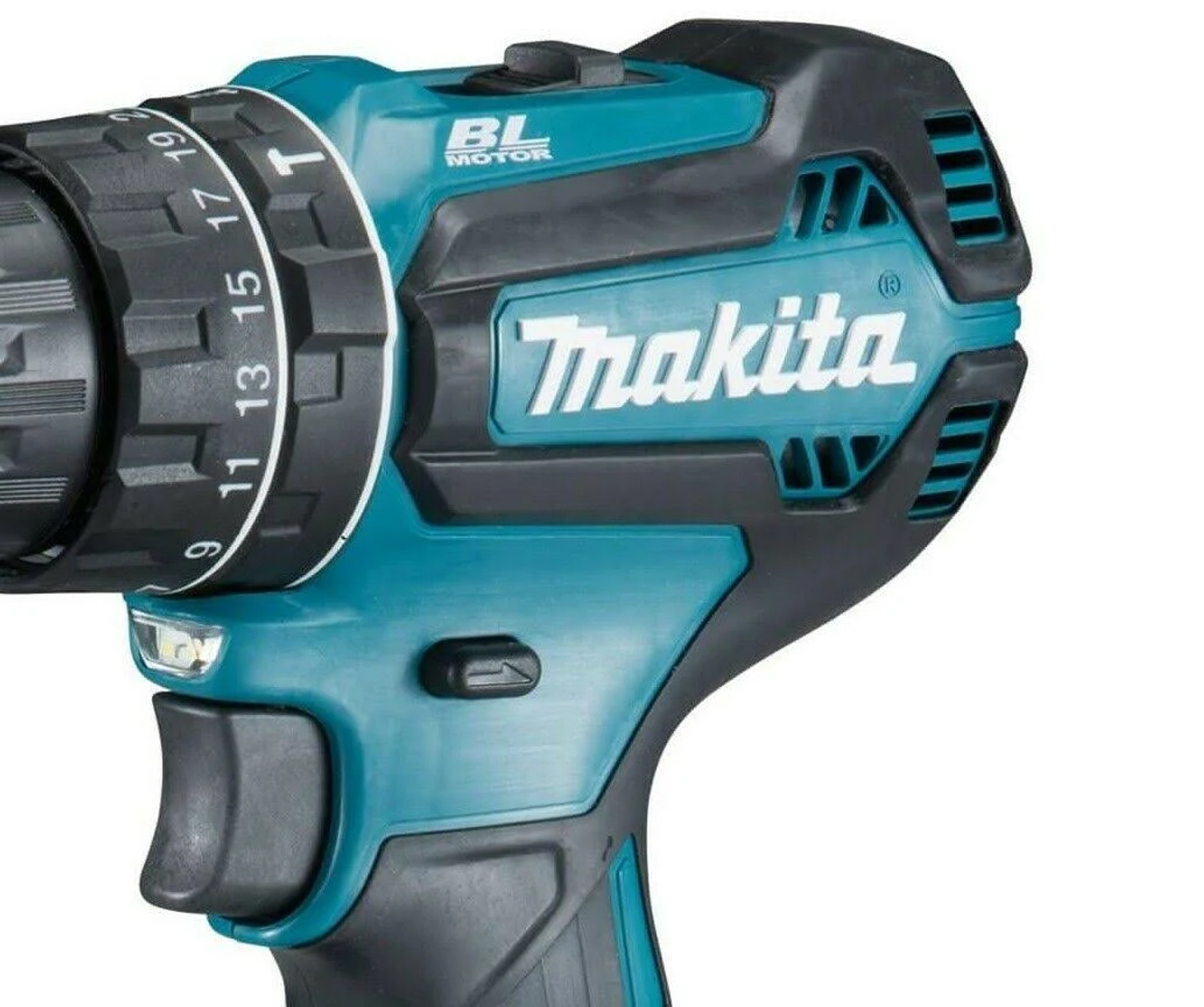 Primer plano de un taladro turquesa y negro. El taladro tiene la marca Makita.