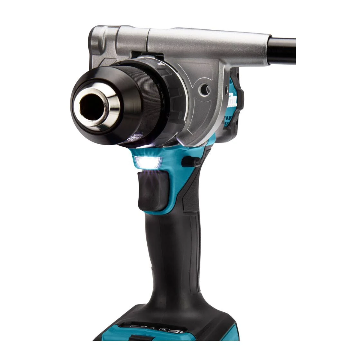 Un primer plano de un taladro Makita. El taladro es negro, turquesa y plateado. Una luz está encendida en la punta.