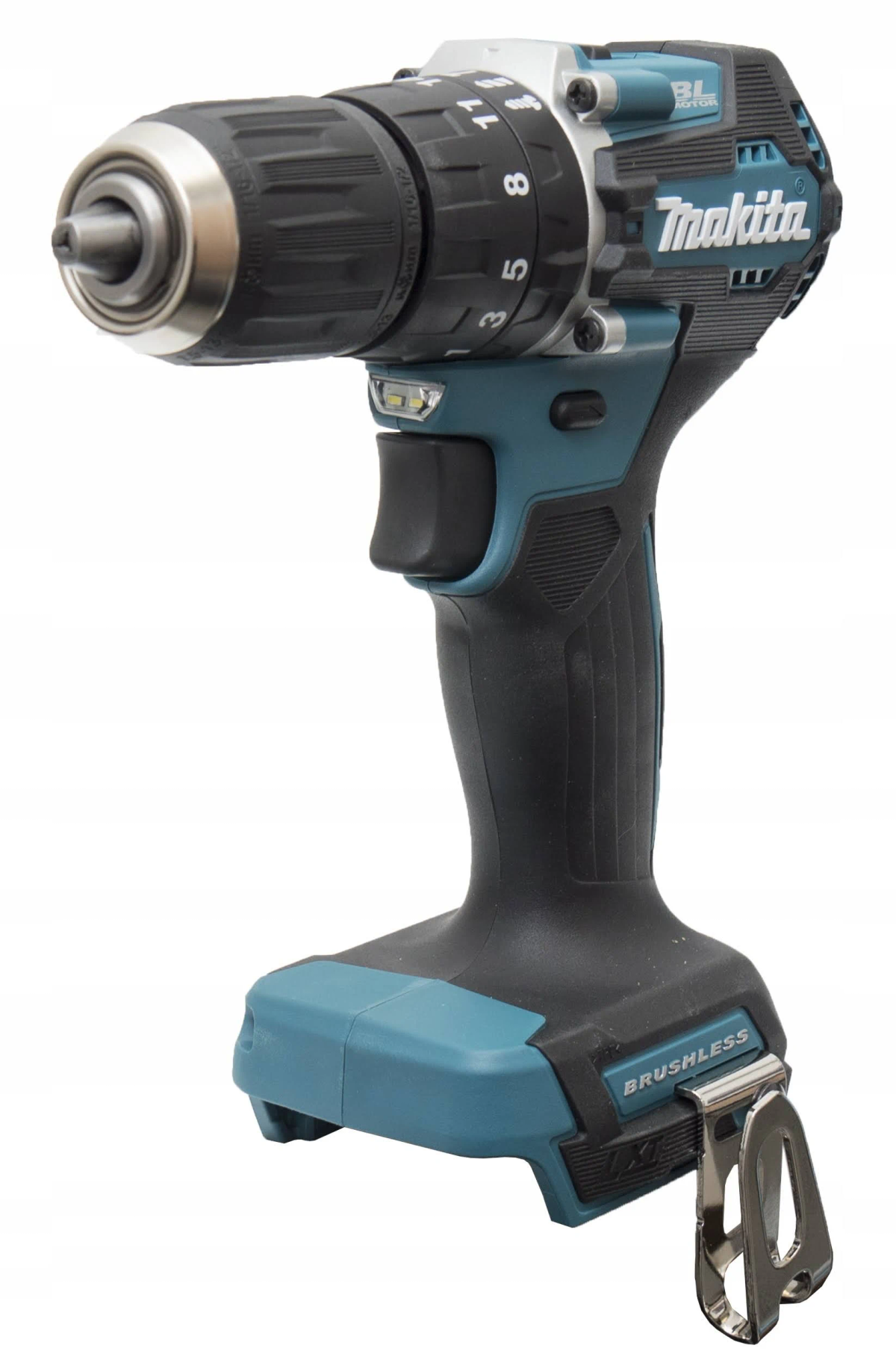 Eine teal- und schwarze Makita Akku-Bohrmaschine auf weißem Hintergrund.