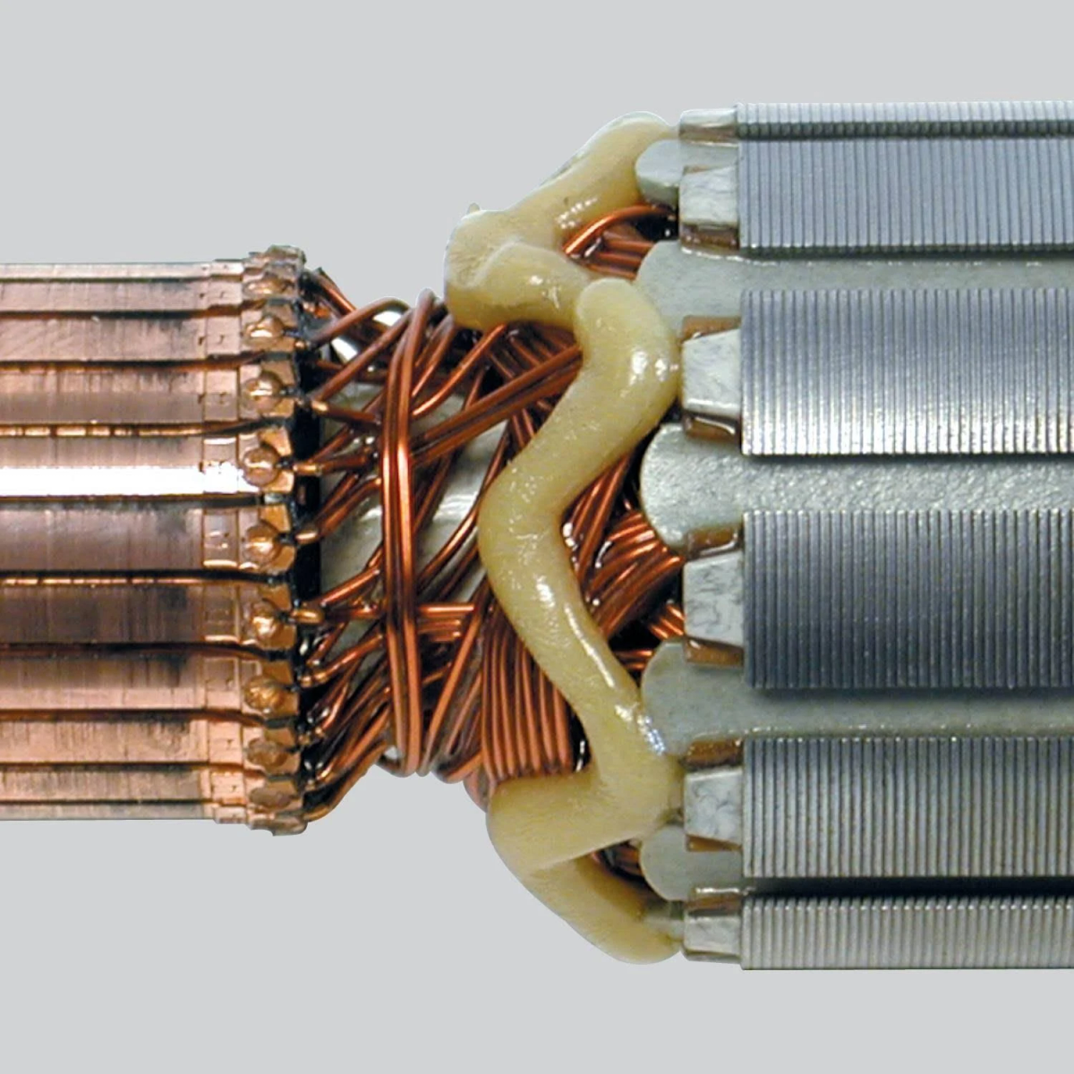Zbliżenie na miedzianą kotwicę drutową z beżowym klejem i metalowymi elementami.