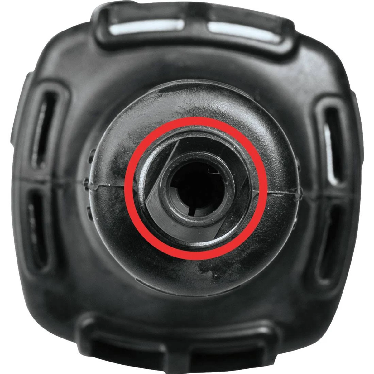 Zbliżenie uchwytu wiertarskiego wiertarki. Ma czerwone kółko wokół środkowego otworu.