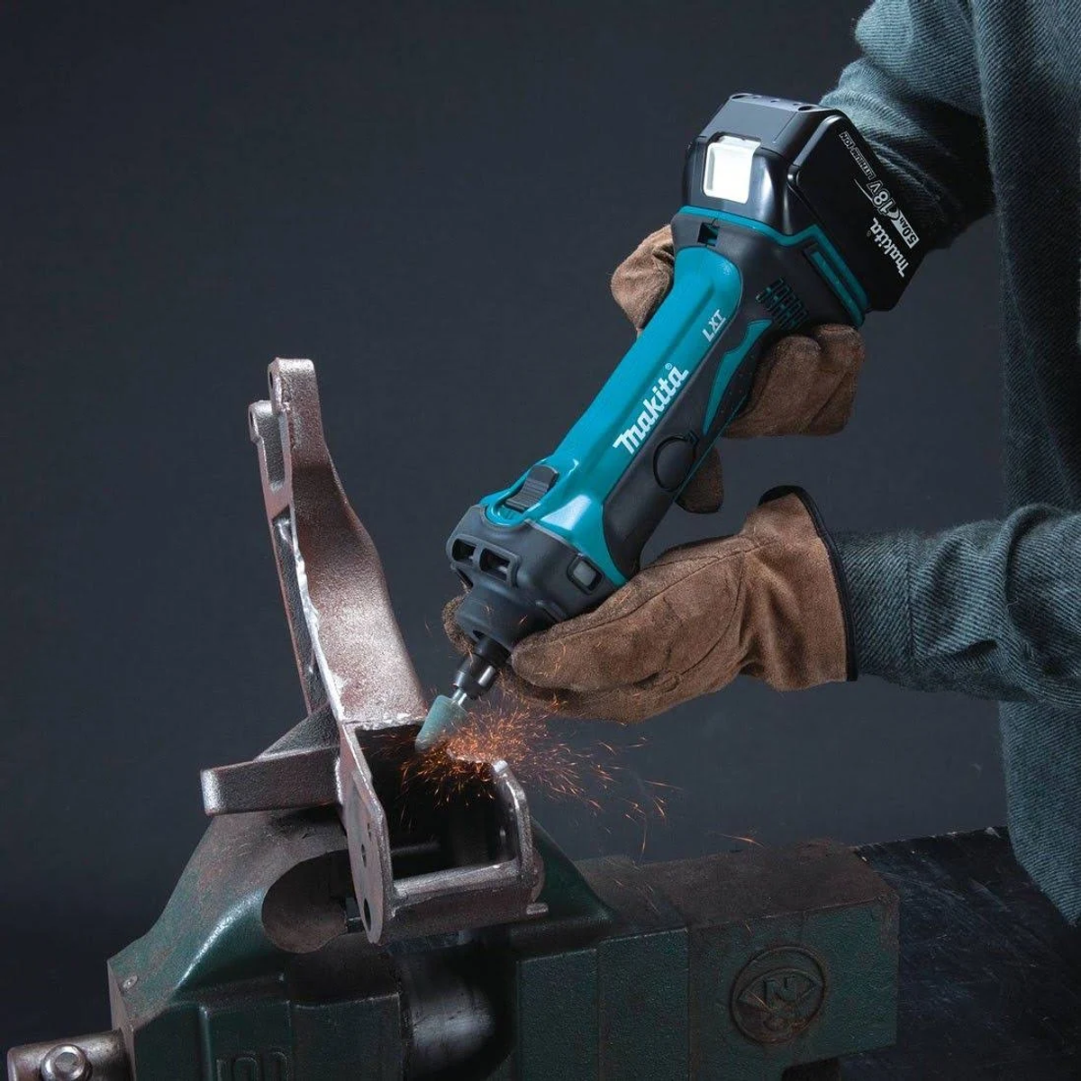Narzędzie Makita LXT szlifujące metal z iskrami, trzymane przez rękę w rękawicy.