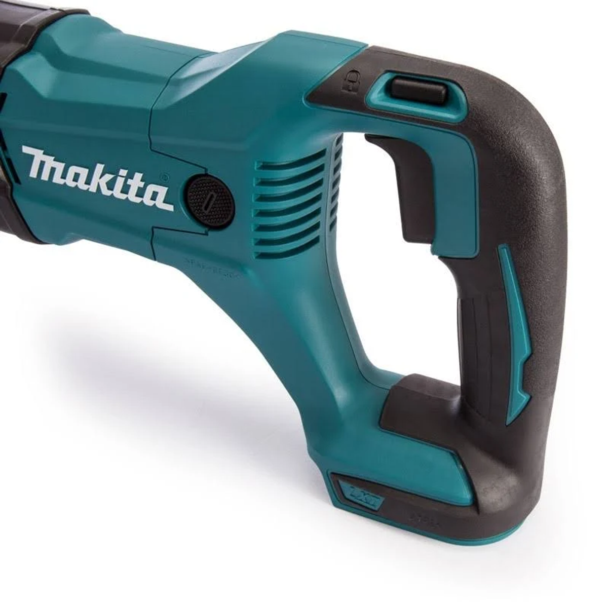 Primer plano del mango de la sierra recíproca Makita verde azulado. Colores negro y verde azulado. Fondo blanco.