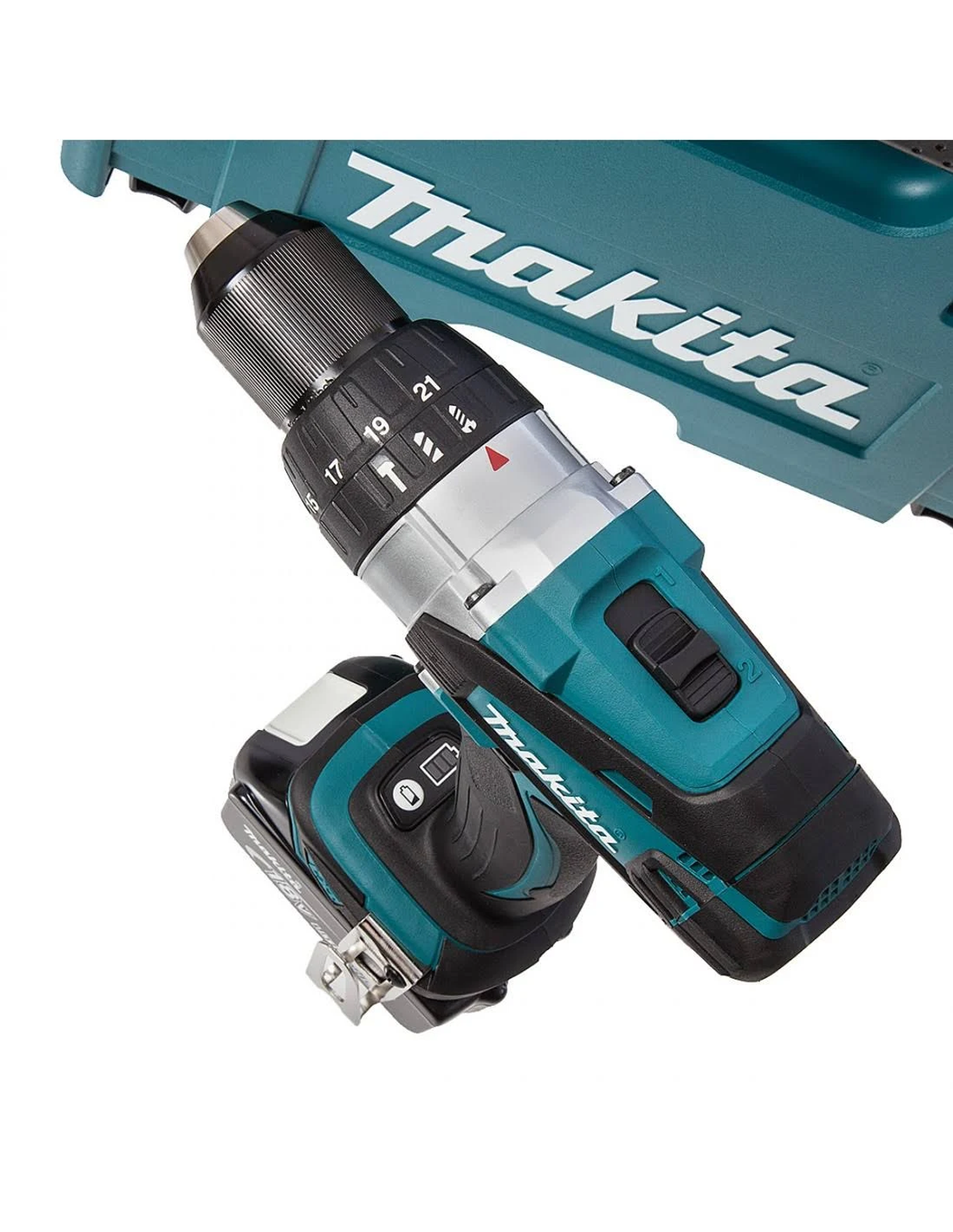 Un taladro Makita turquesa y negro con batería y fondo blanco.