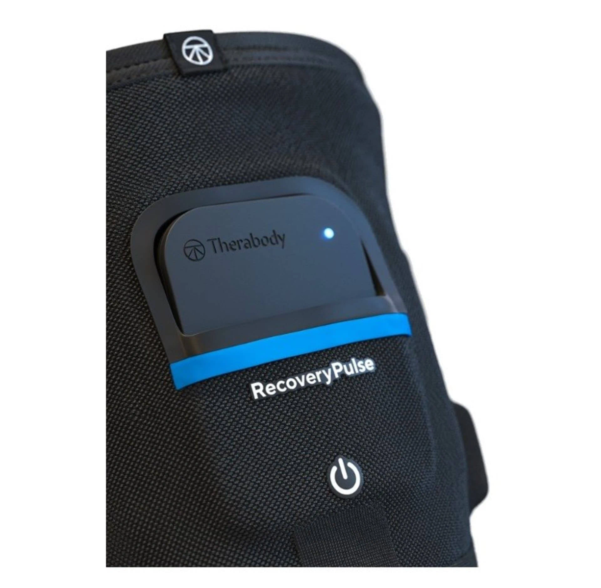 Dispositivo RecoveryPulse Therabody negro en una bolsa negra con acento azul y botón de encendido.