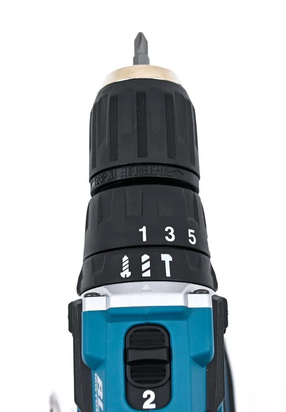 Zbliżenie wiertarki Makita z bitem, czarno-turkusowej, na białym tle.