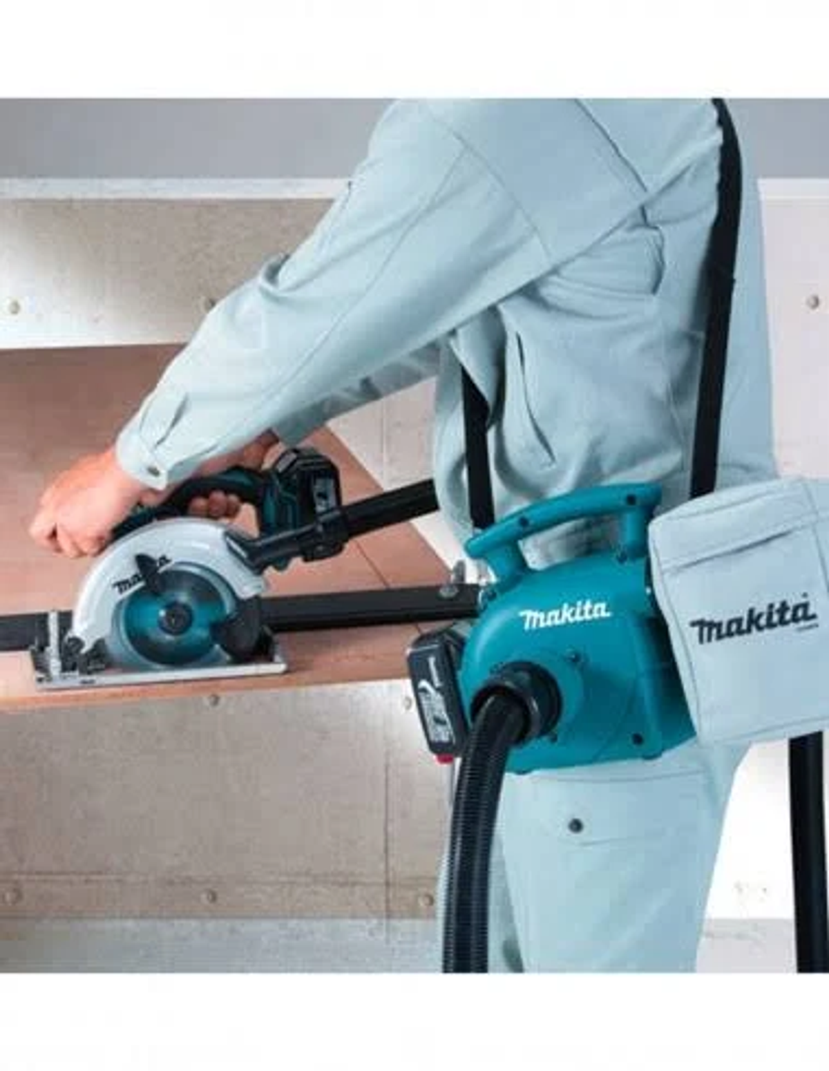Una persona usando una sierra circular Makita con un sistema de recogida de polvo acoplado.