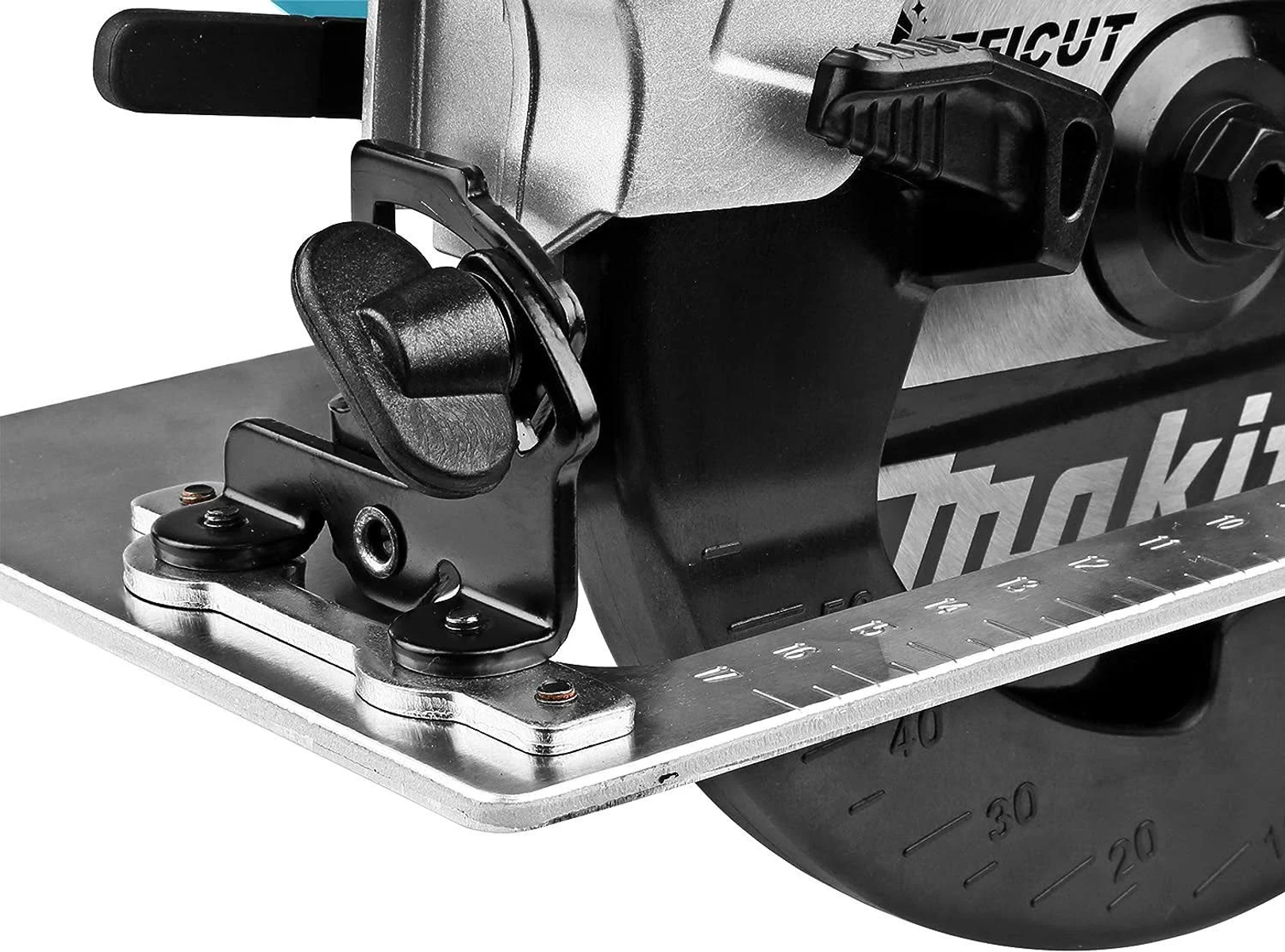 Primer plano de una hoja de sierra circular en superficie metálica, con regla, mostrando el logo de Makita.