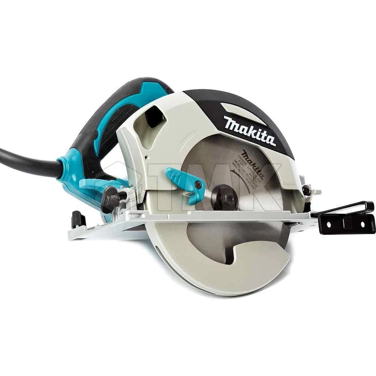 Una sierra circular Makita con mango negro y verde azulado, protector de cuchilla y cable de alimentación. Fondo blanco.