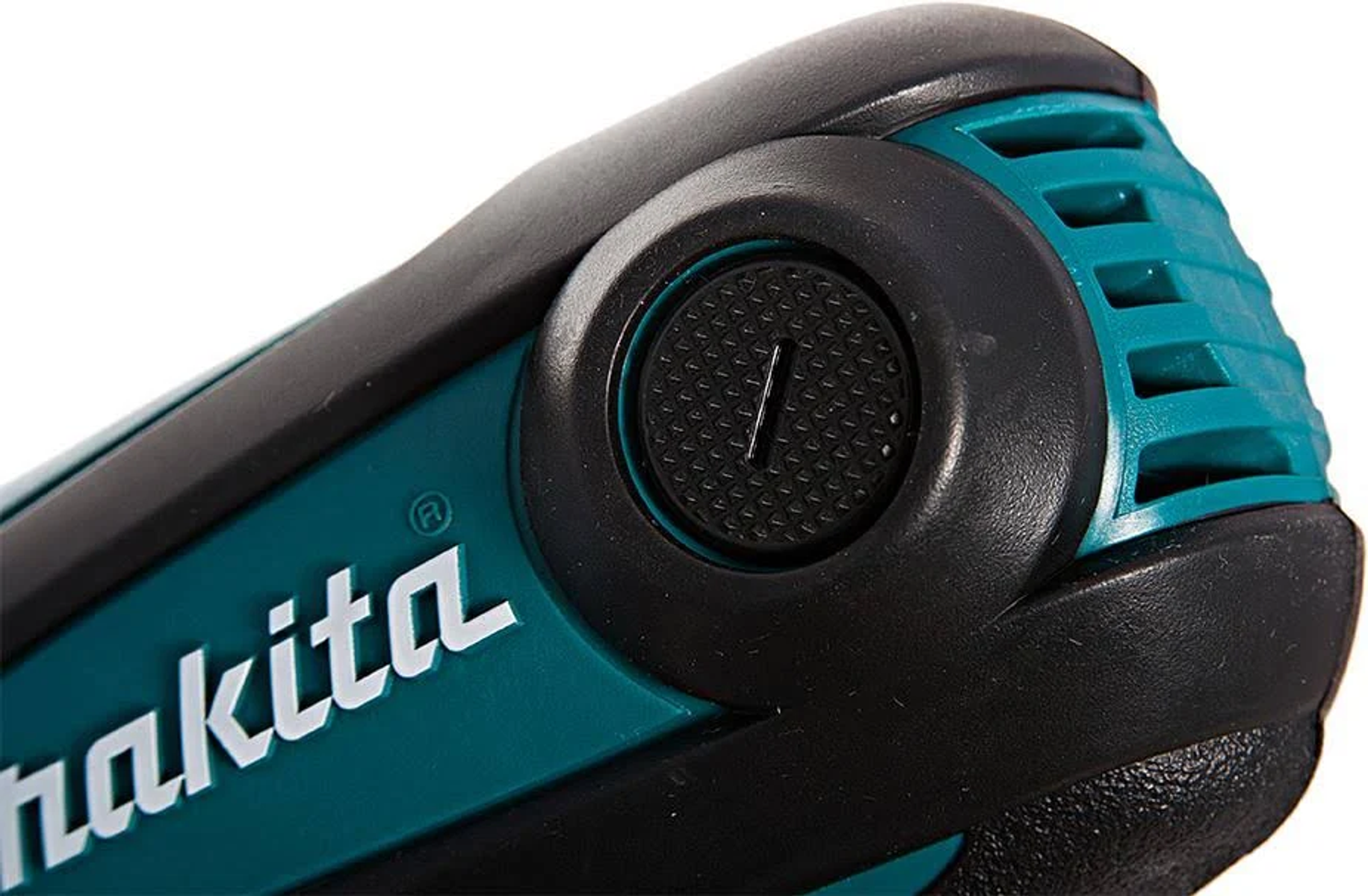 Zbliżenie na przycisk elektronarzędzia Makita, czarny, z widocznym logo Makita.