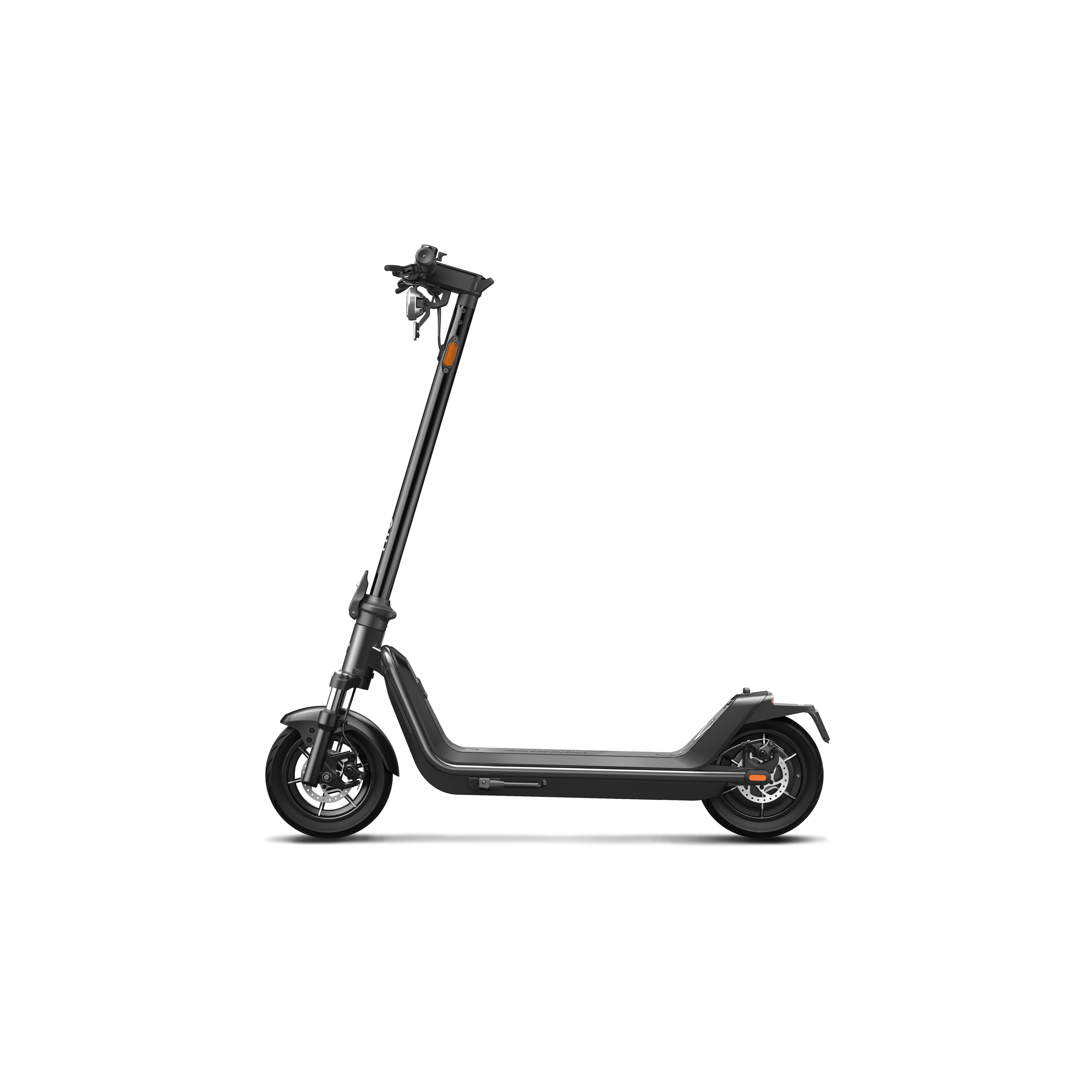 Un patinete eléctrico negro con un vástago plateado, aislado sobre un fondo blanco.
