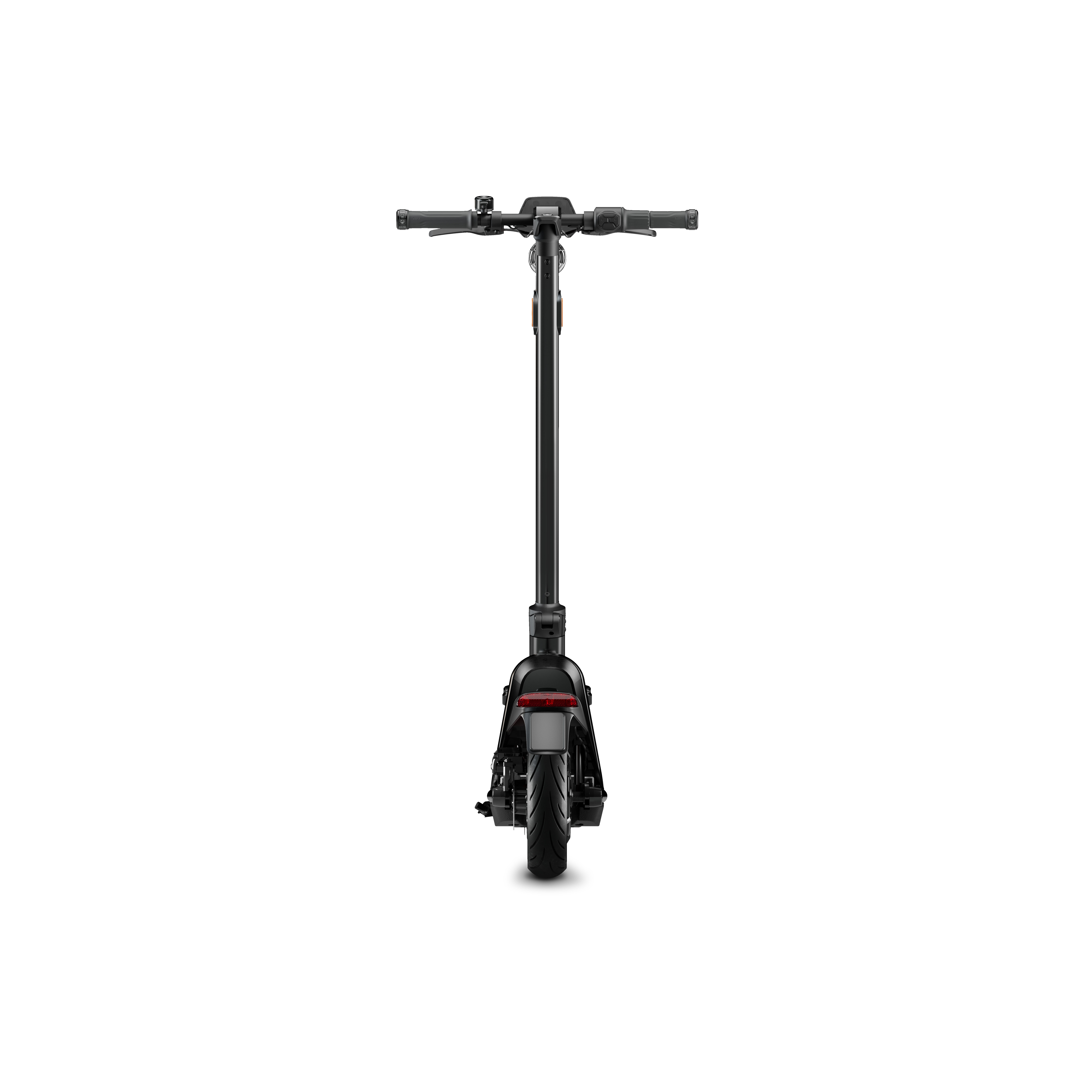 Scooter eléctrico negro con manillar negro largo y luz trasera roja sobre fondo blanco.