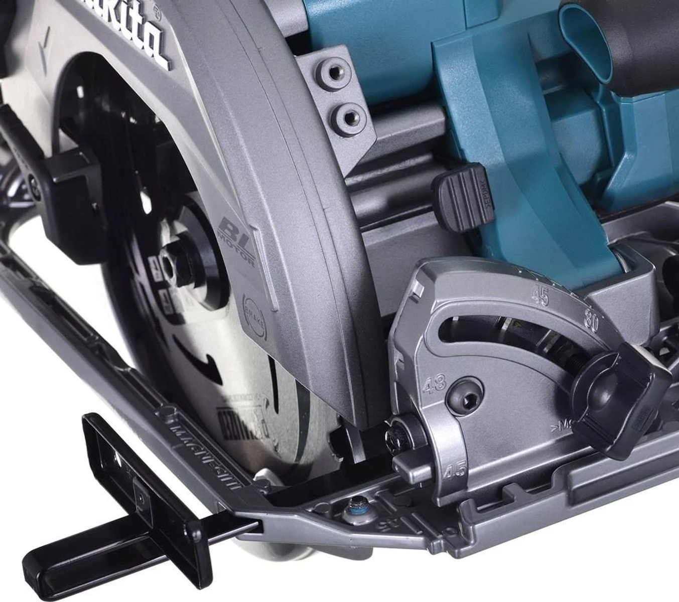 Szczegół piły tarczowej. Ostrze jest widoczne, maszyna jest szara i morska.