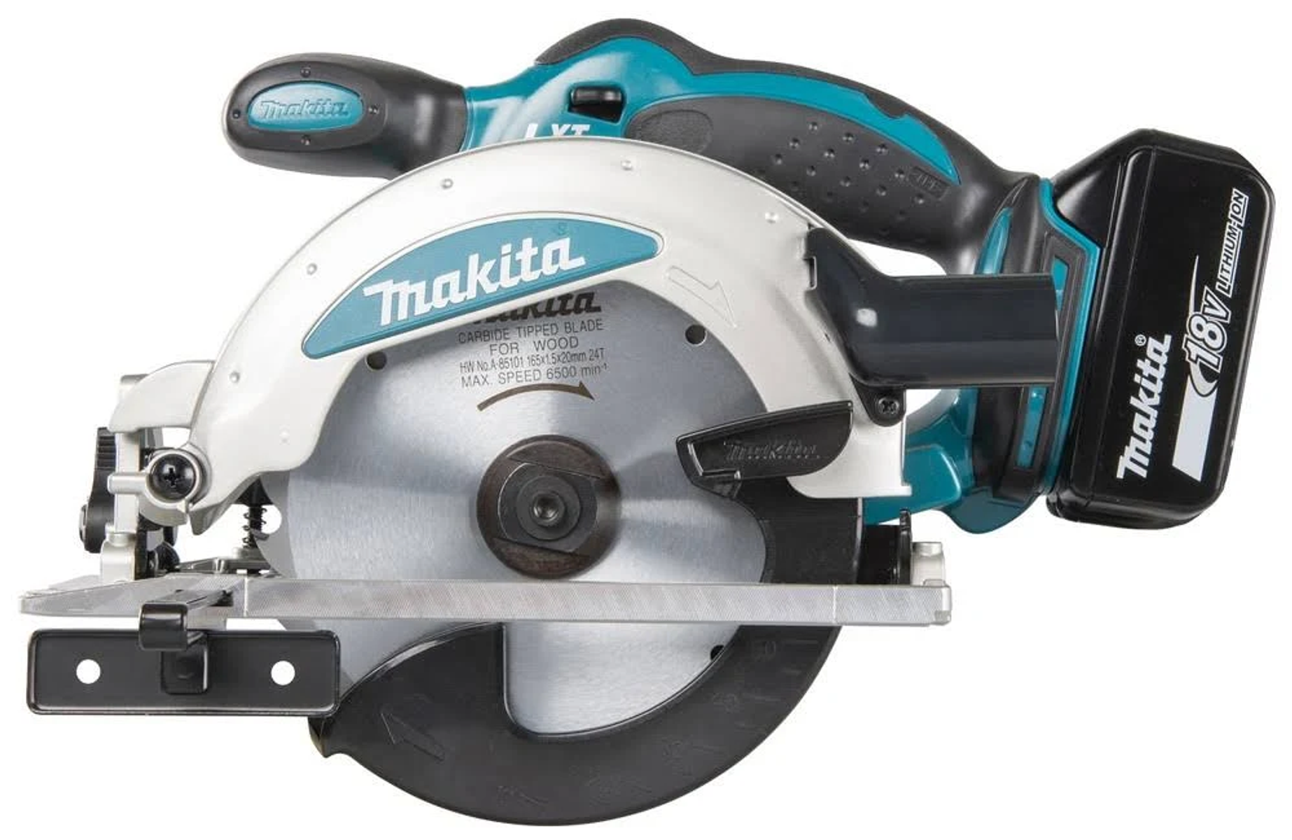 Una sierra circular Makita, principalmente blanca y turquesa, con un mango negro y una batería. Está sobre un fondo blanco.