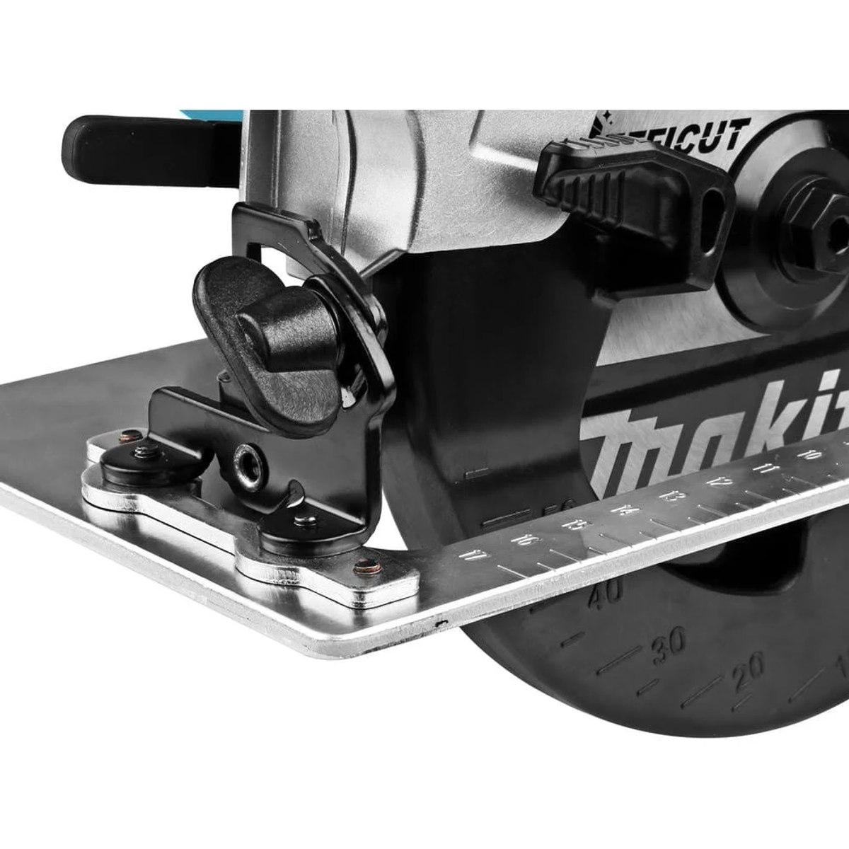 Zbliżenie na ostrze piły tarczowej Makita z czarną podstawą i linijką.
