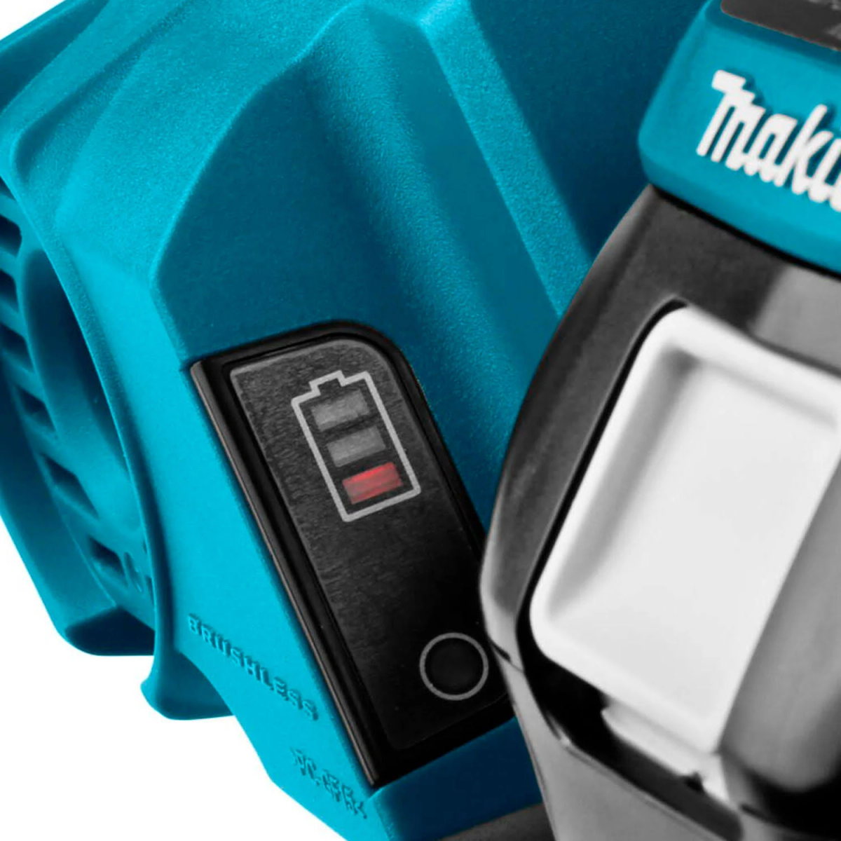 Zbliżenie na akumulator pokazujące wskaźnik naładowania na niebieskim narzędziu.