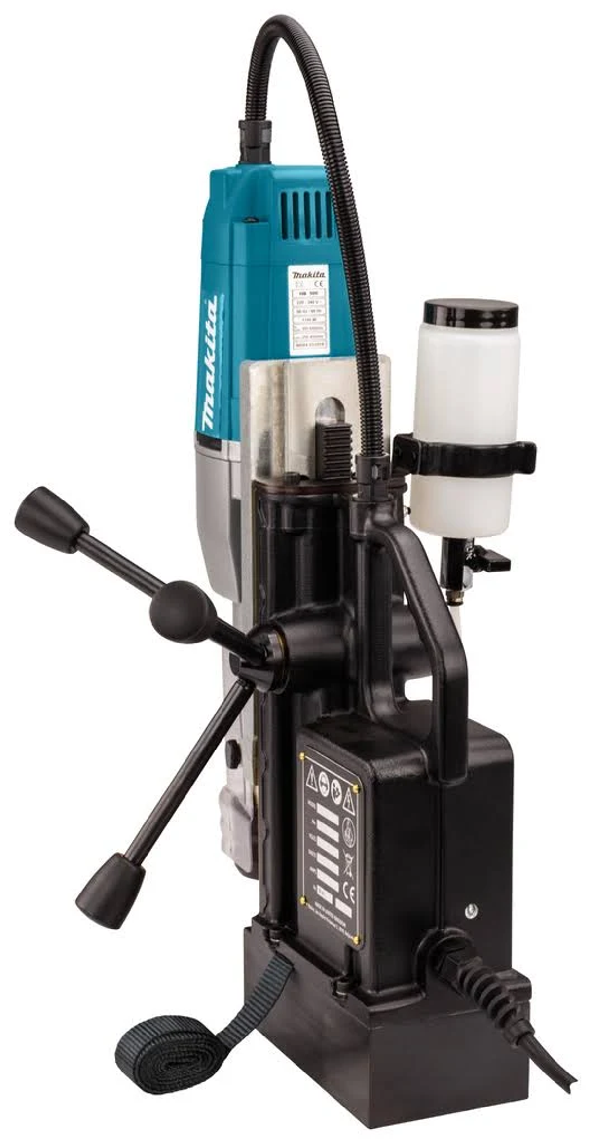 Taladro magnético Makita con base negra y taladro verde azulado. Tiene un recipiente de líquido blanco.