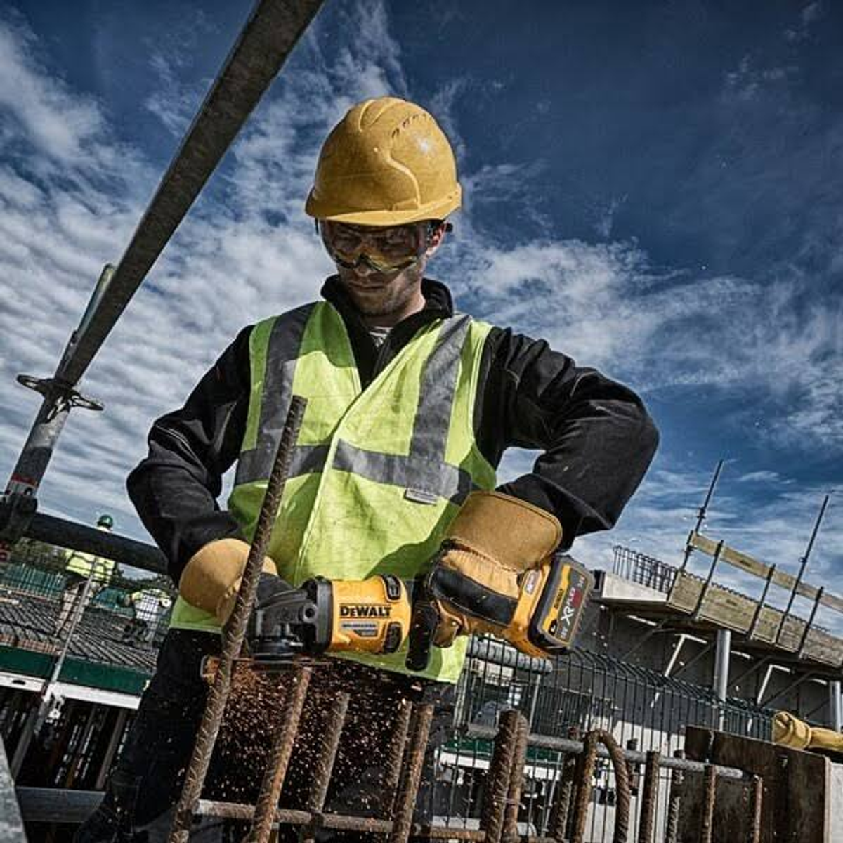 Hombre cortando varilla con una amoladora angular DeWalt.