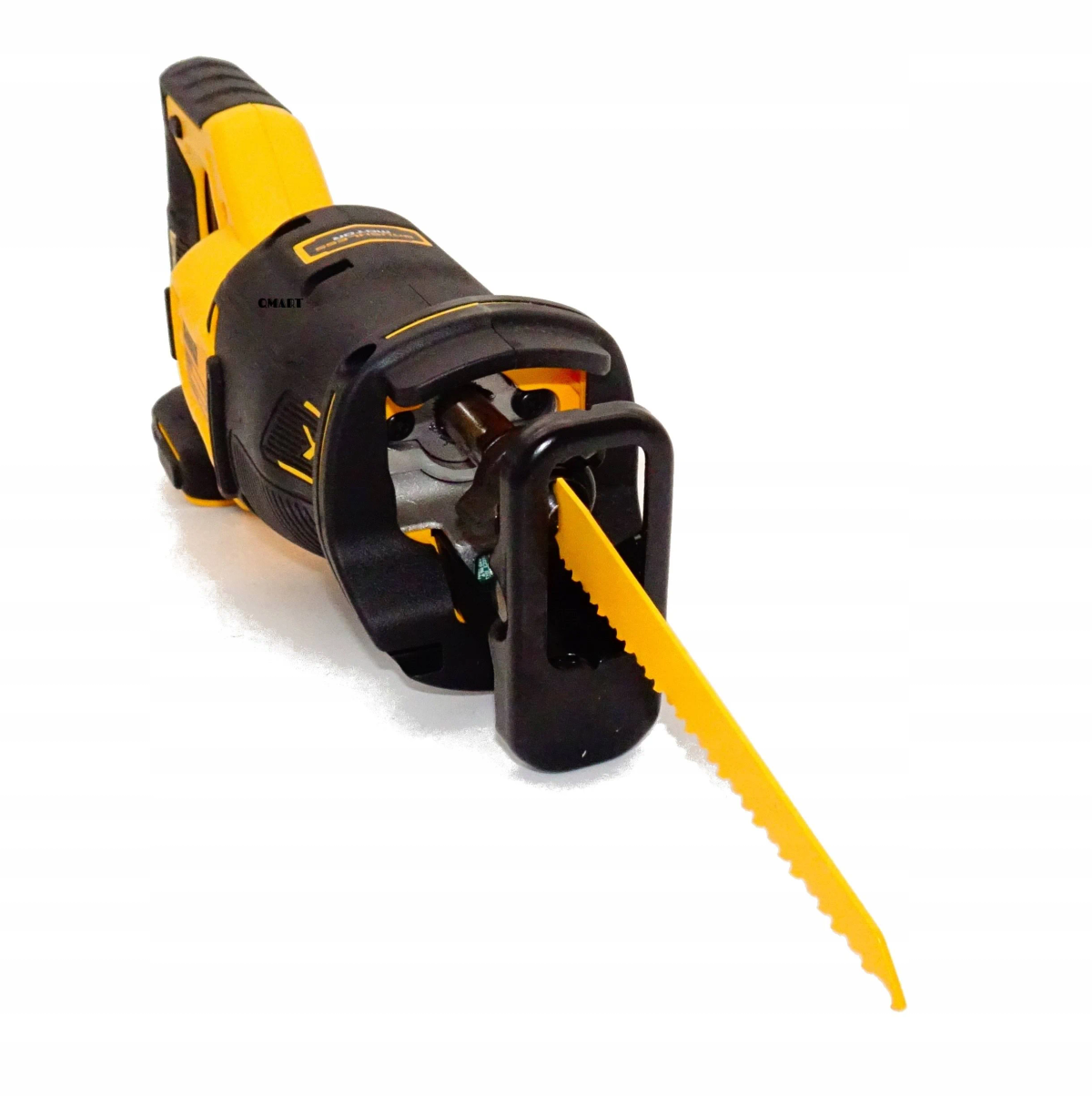 Żółto-czarna piła szablasta DeWalt z żółtym brzeszczotem. Białe tło.