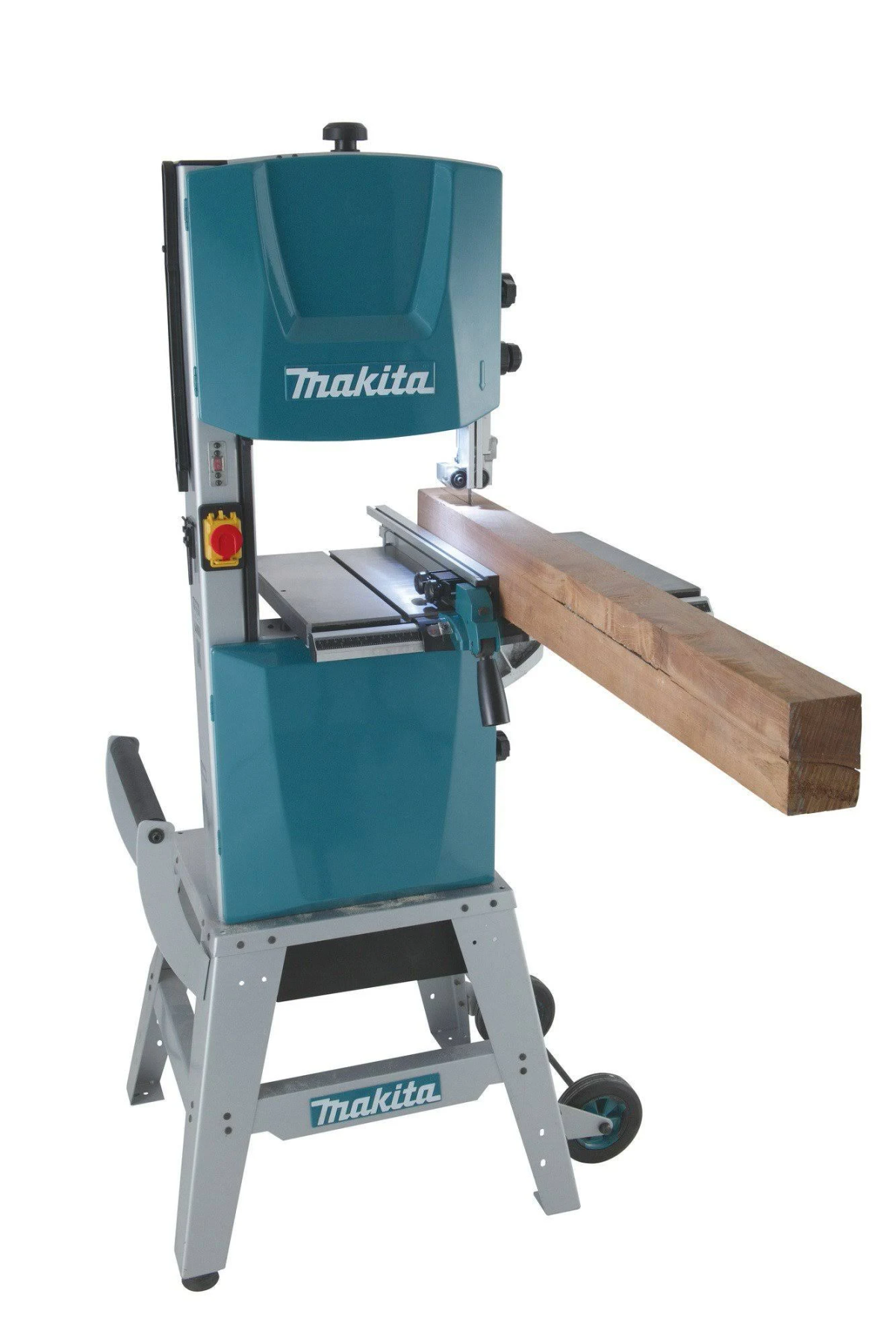 Eine teal Makita Bandsäge mit einem Holzbalken. Die Bandsäge steht auf einem grauen Ständer.