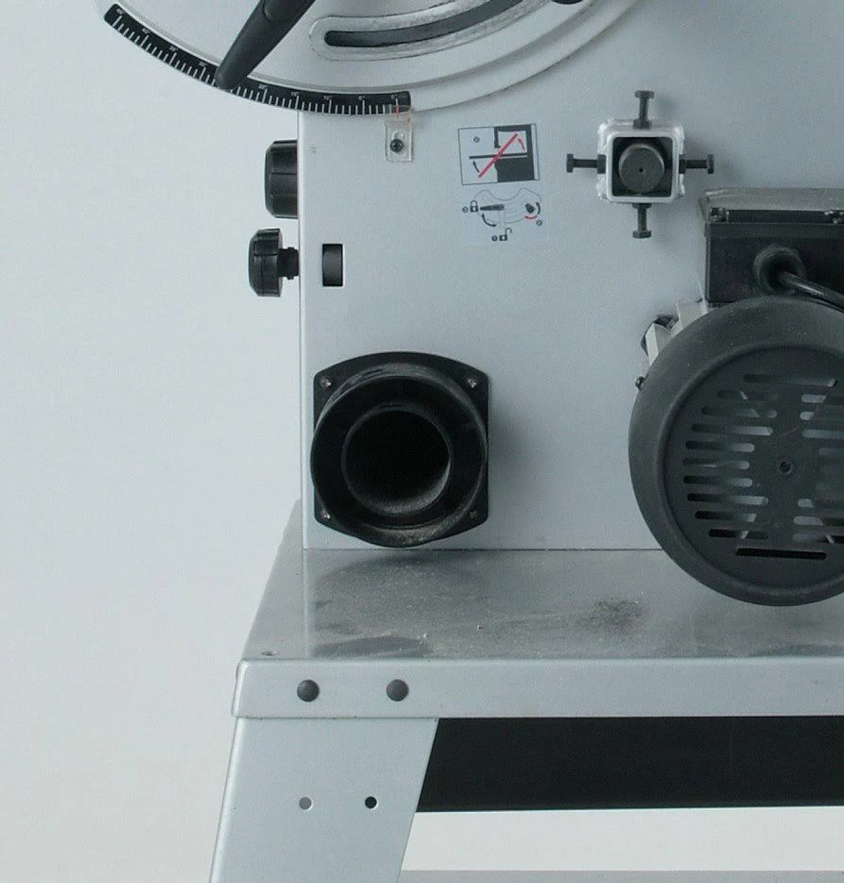 Nahaufnahme einer grauen Maschine mit schwarzer Düse und schwarzem Motor.