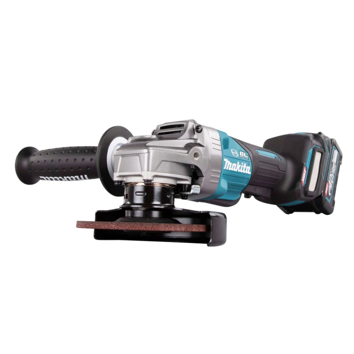 Une meuleuse d'angle Makita turquoise et argentée sur fond blanc. Elle a une poignée noire.