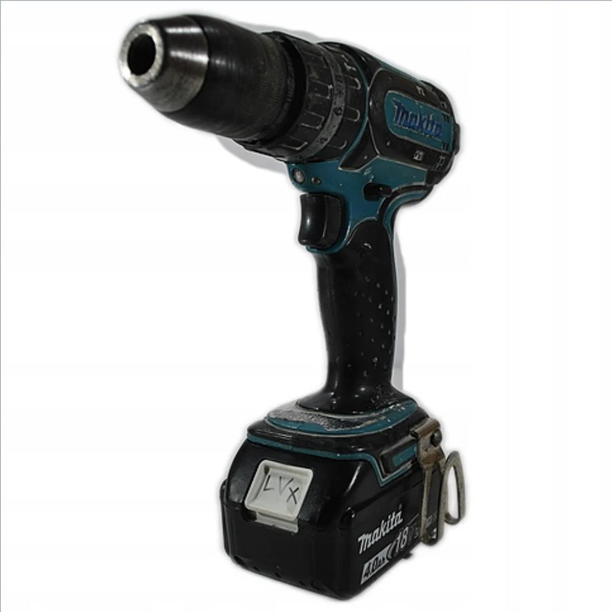 Un taladro inalámbrico Makita negro y turquesa, con batería, vista en ángulo.