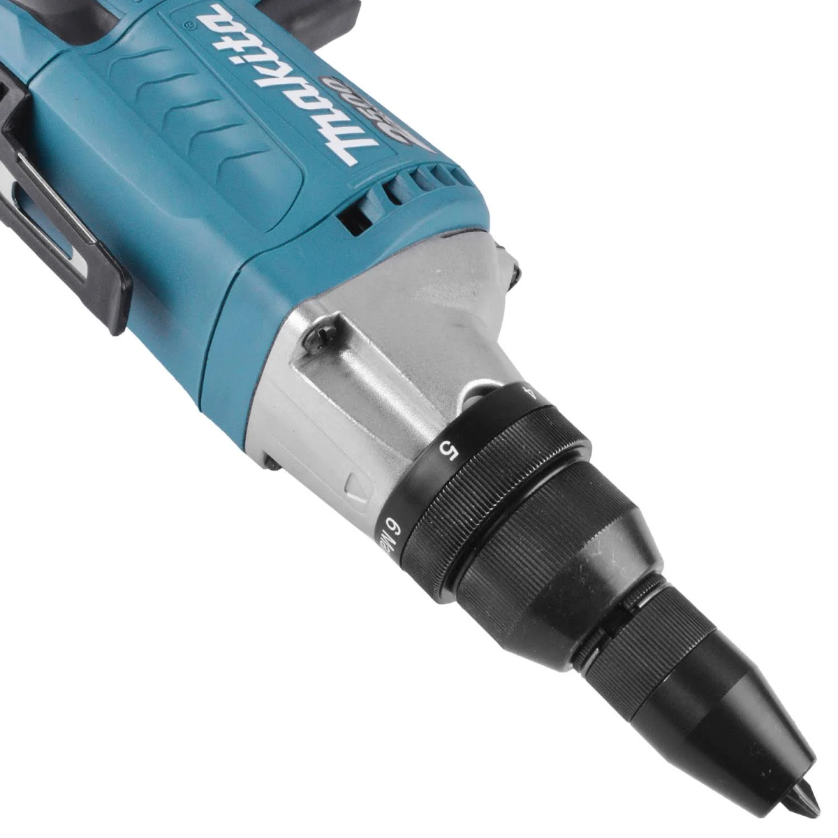 Destornillador eléctrico Makita azul y plateado. Dial de ajuste negro. Fondo blanco.