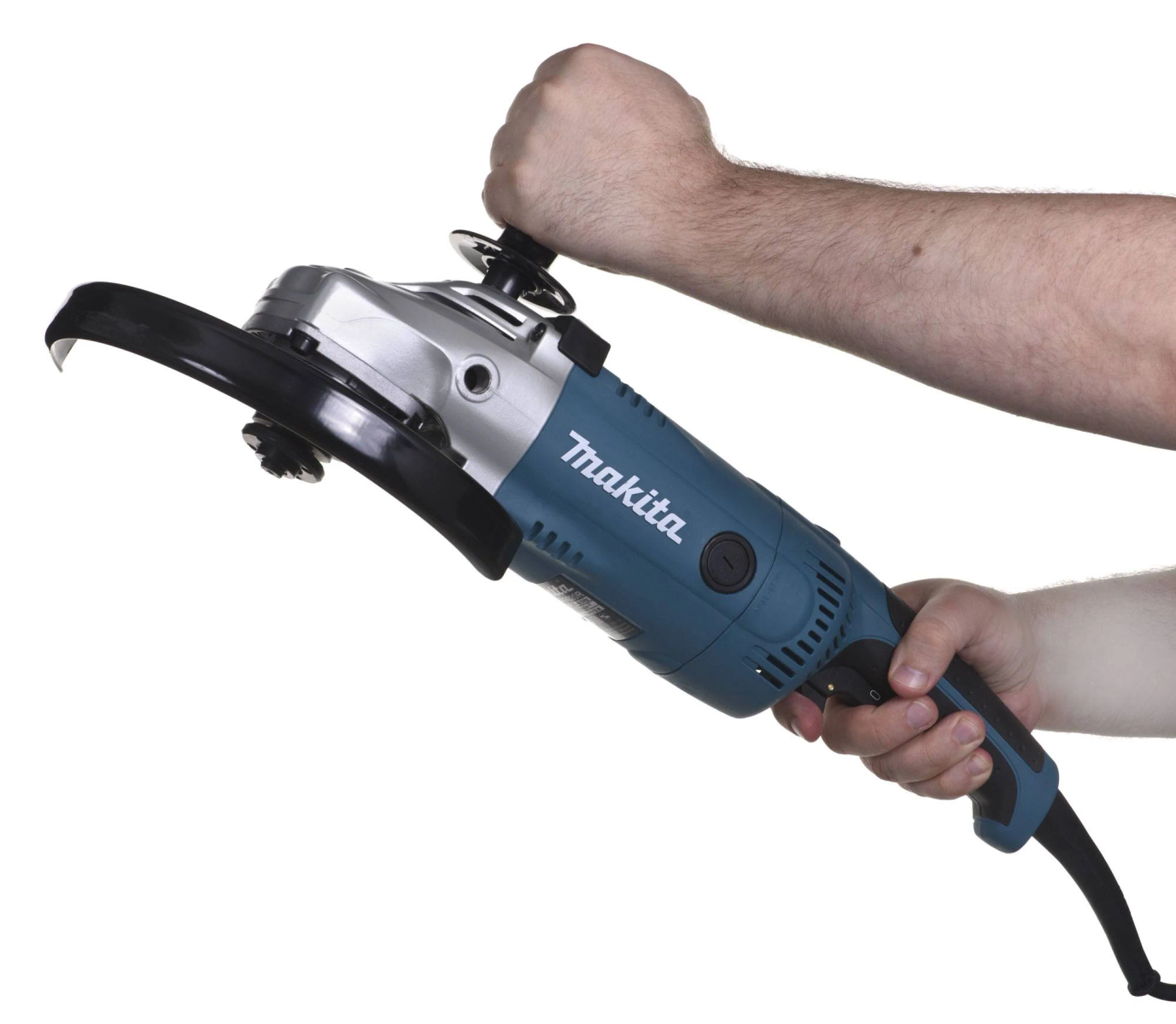 Osoba używająca szlifierki kątowej Makita, widoczne dłonie, na białym tle.