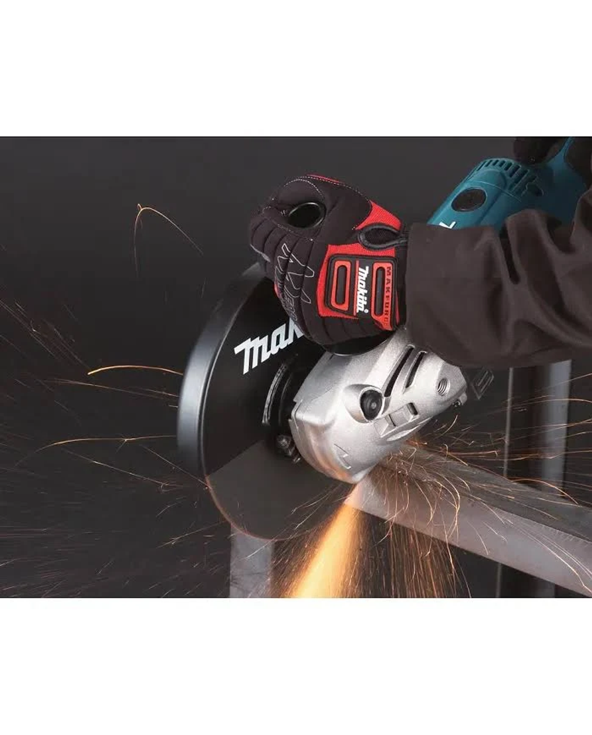 Osoba używa szlifierki do cięcia metalu, lecą iskry.