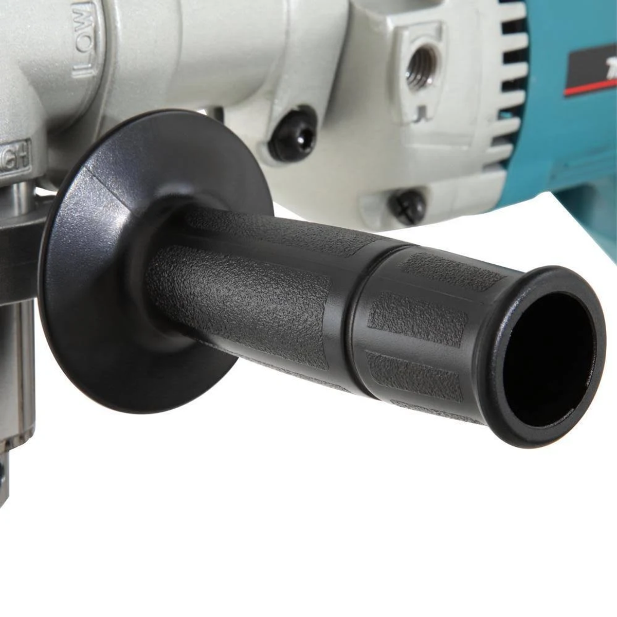 Zbliżenie czarnego uchwytu na turkusowo-srebrnym elektronarzędziu.