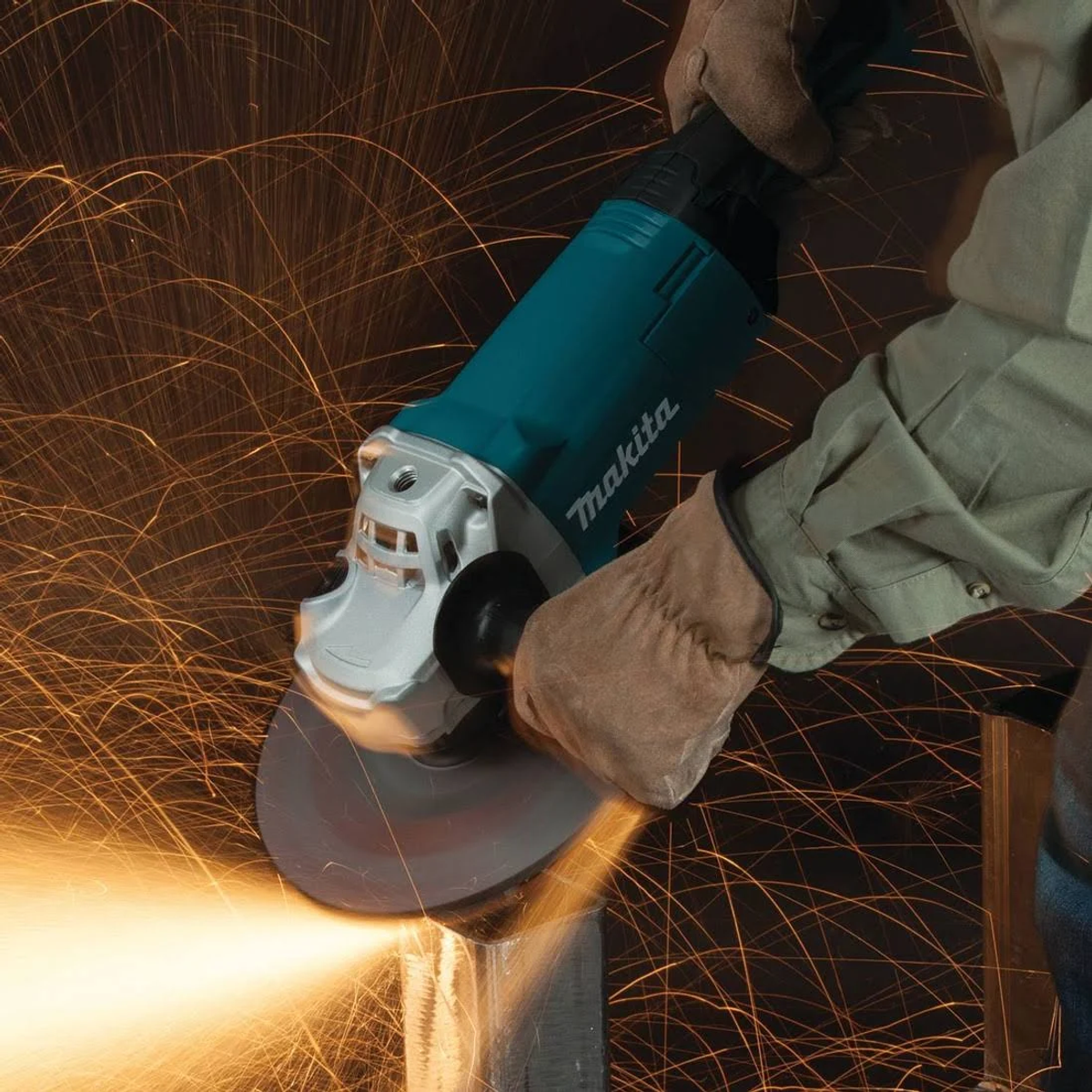Persona usando amoladora angular Makita, chispas volando. Esquema turquesa y plata.