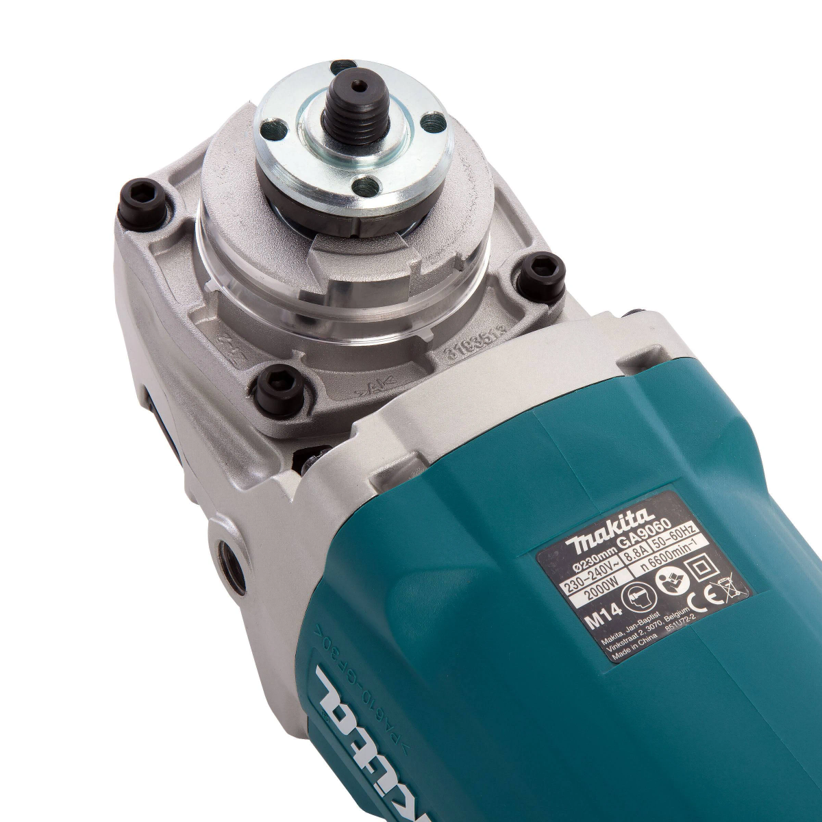 Una amoladora angular Makita con cuerpo verde azulado y plateado sobre fondo blanco.