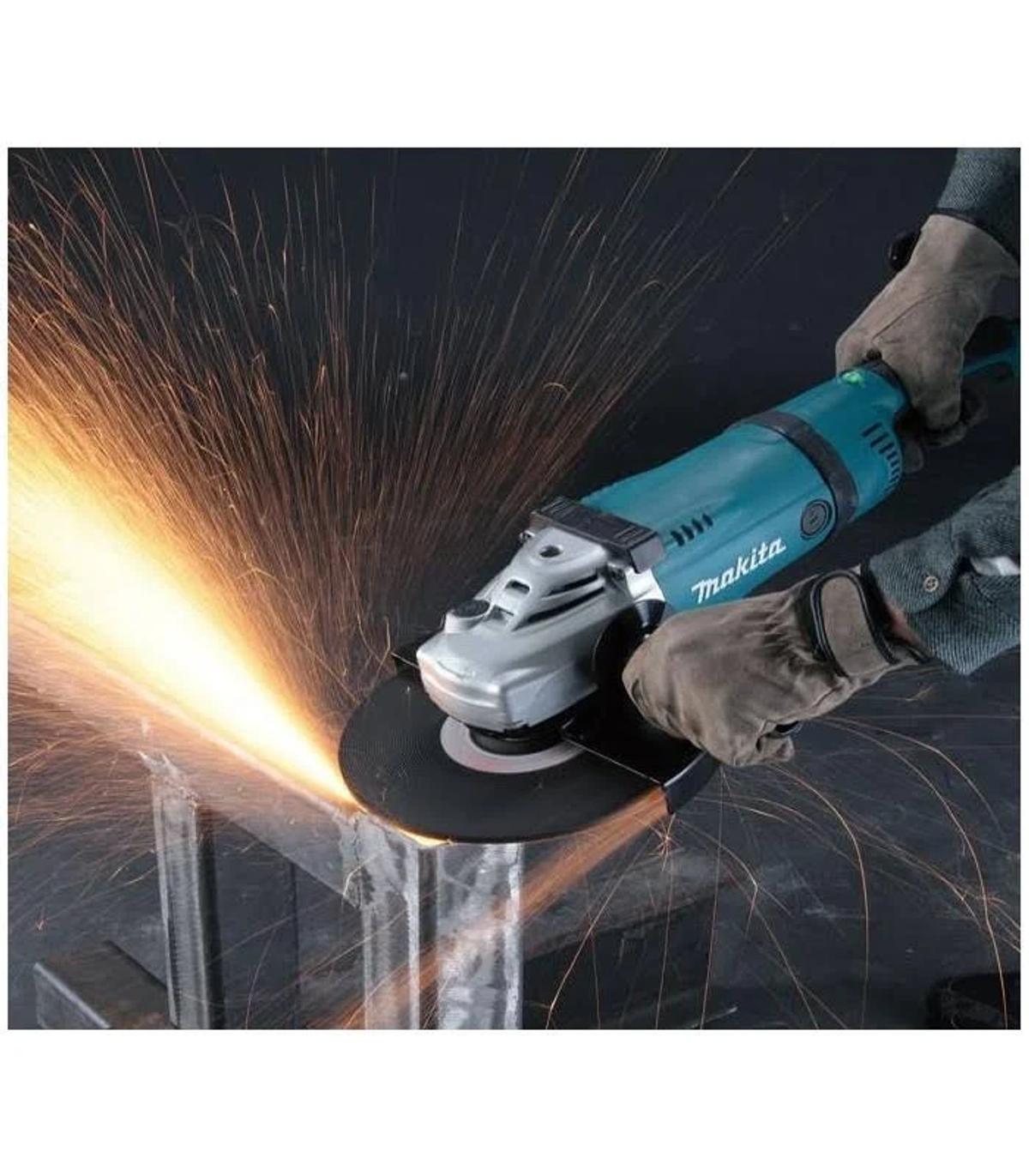 Una persona usando una amoladora Makita, chispas volando. Herramienta turquesa y plateada, guantes de cuero, fondo negro.