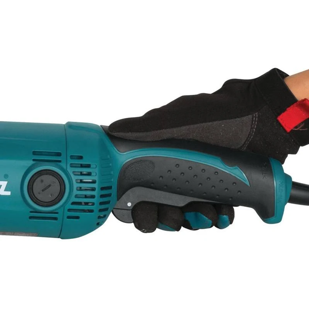 Primer plano de una mano con un guante negro sujetando el mango de una amoladora Makita, azul y negra.