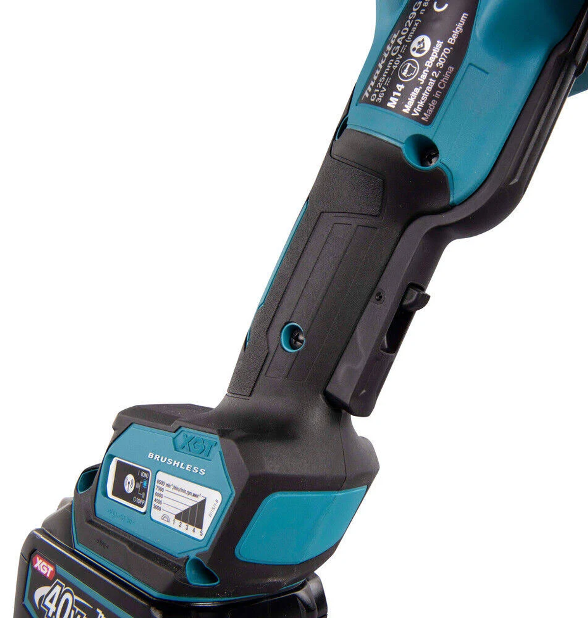 Primer plano de una batería de herramienta eléctrica Makita verde azulado, con el logo XGT y el indicador de nivel.