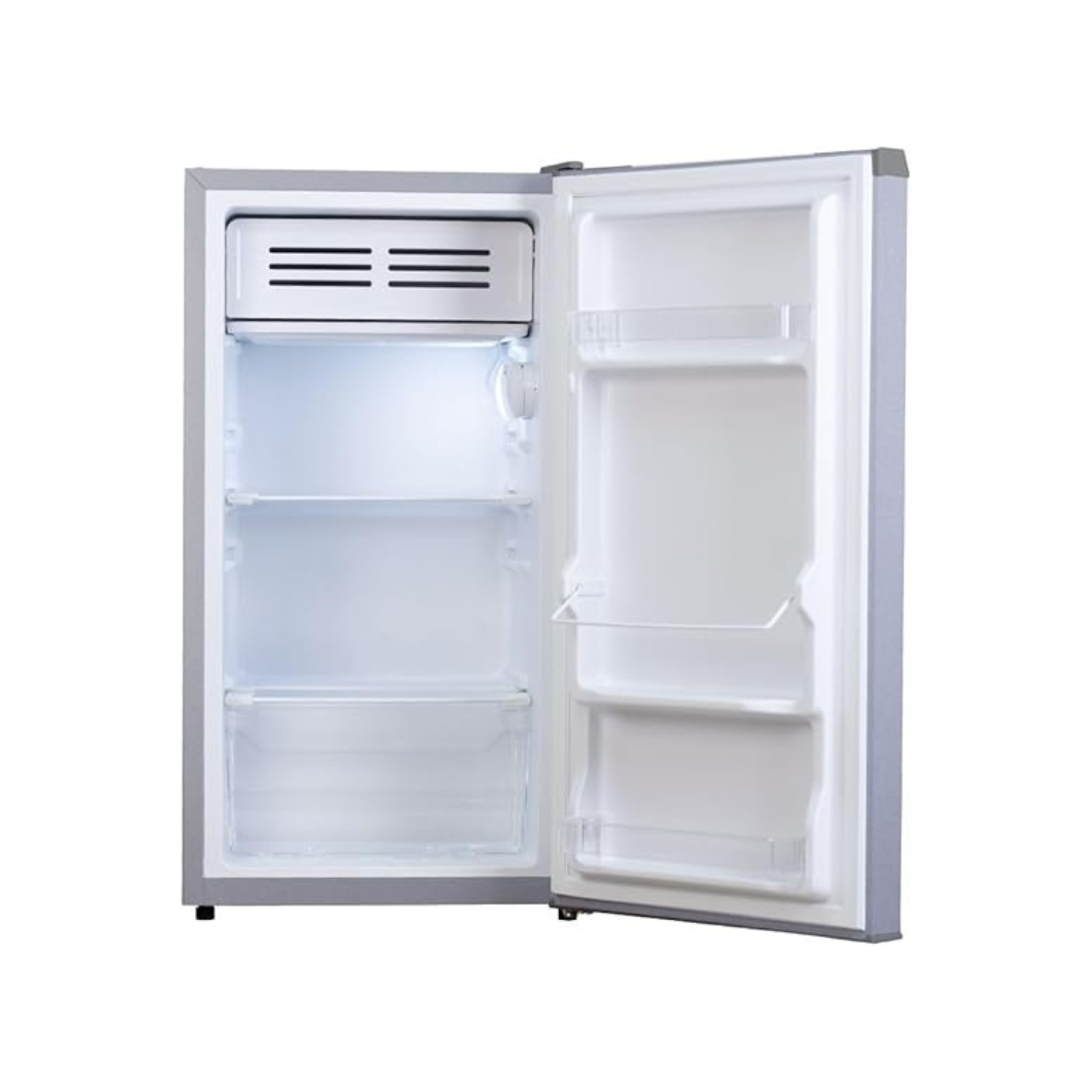 Piccolo frigorifero aperto, con cornice argentata, ripiani e piccolo scomparto freezer. Interno bianco.
